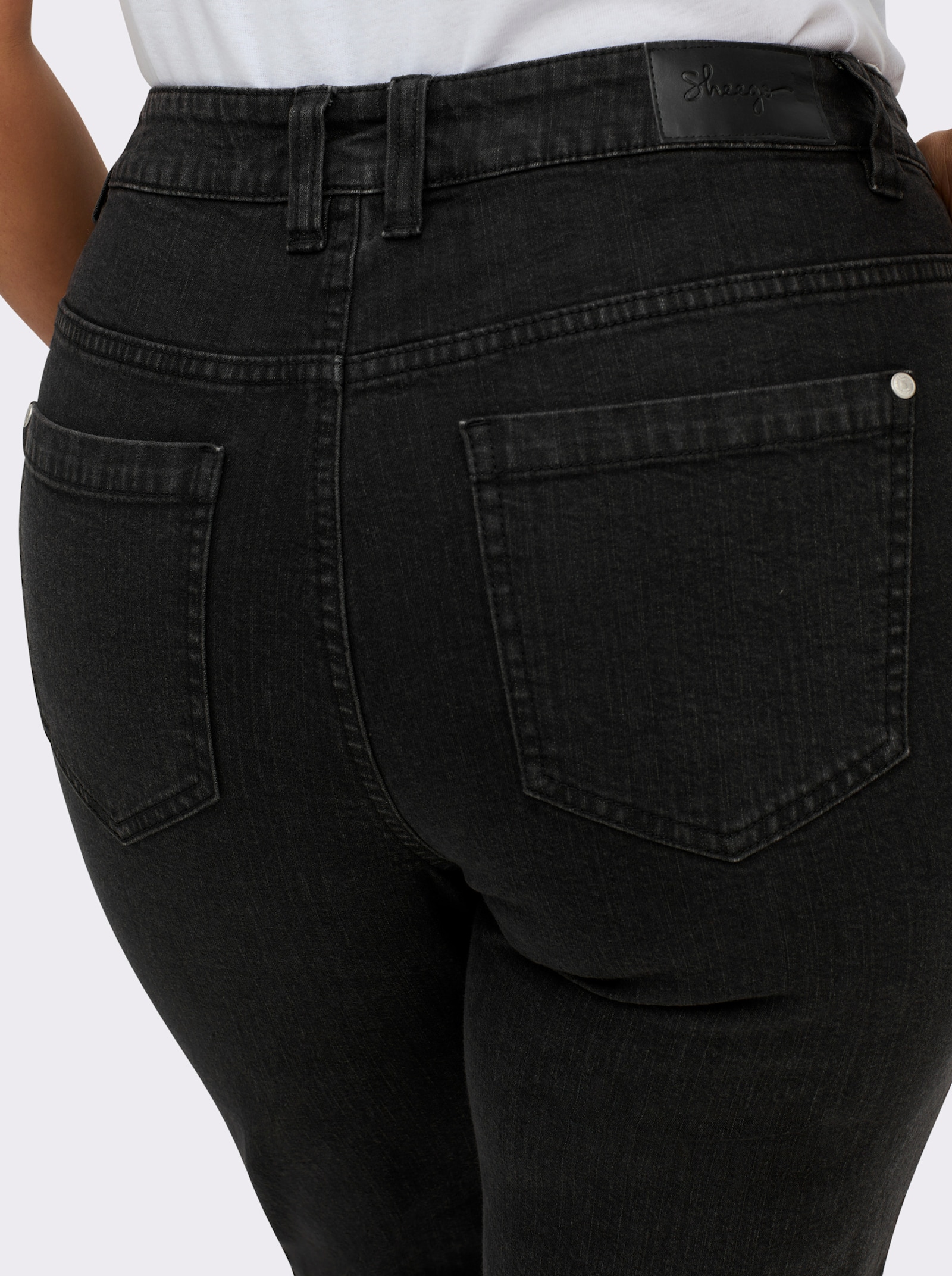 sheego Gerade Jeans mit Blüten-Stickerei seitlich - black denim