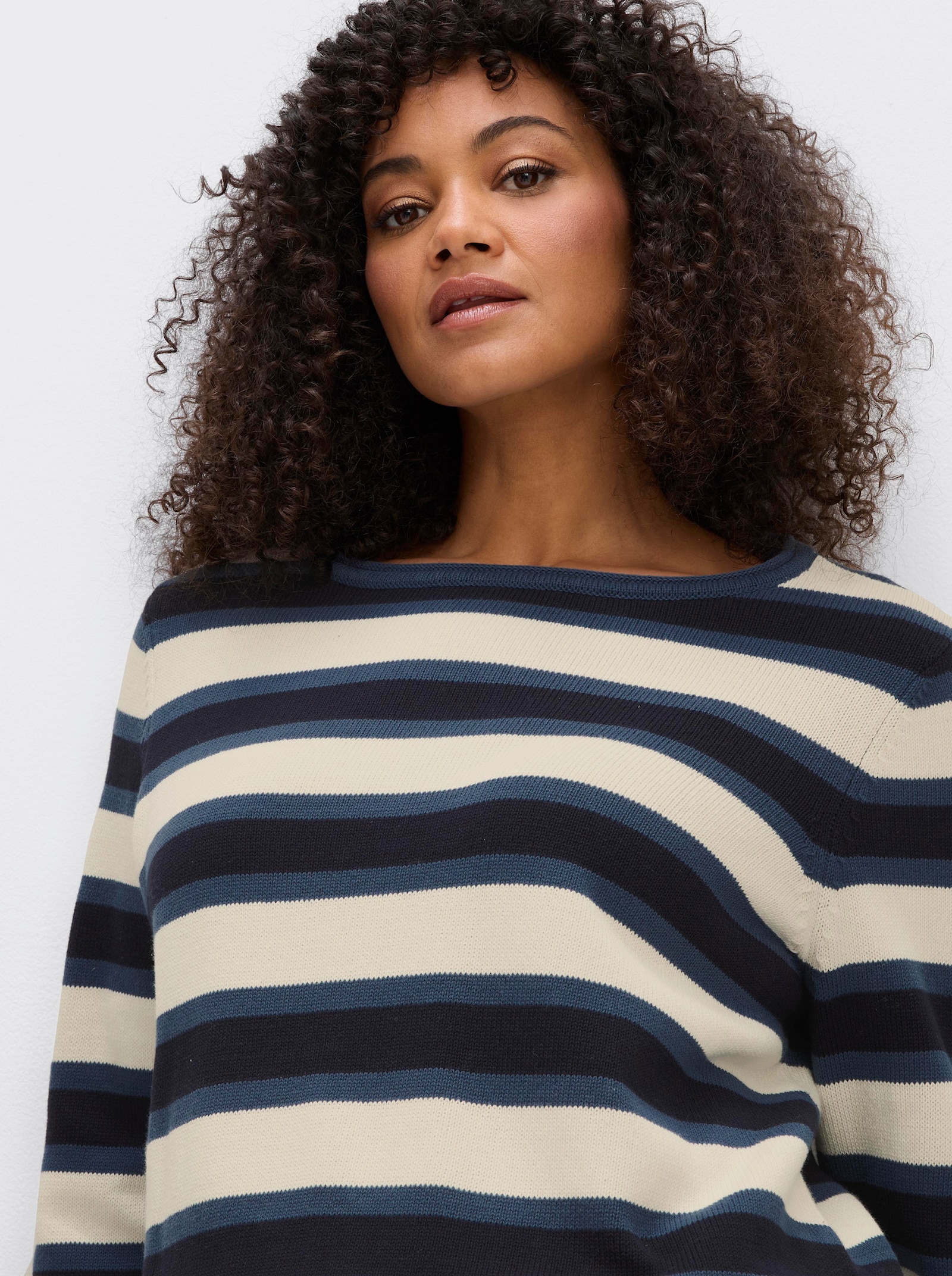 sheego Strickpullover im Colour-Blocking - tiefblau-ecru-geringelt