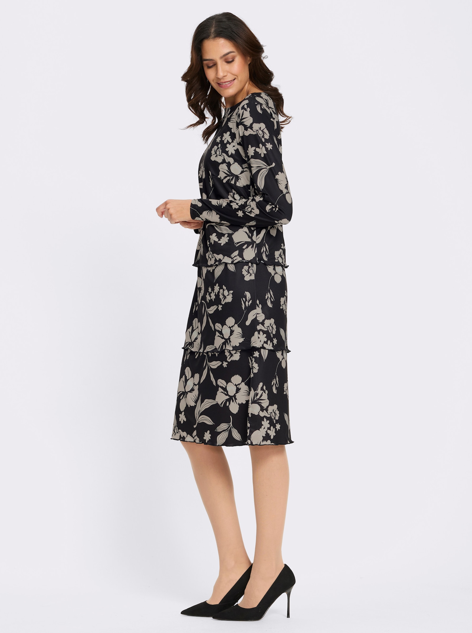 Druckkleid in Stufenform - schwarz-sand-bedruckt