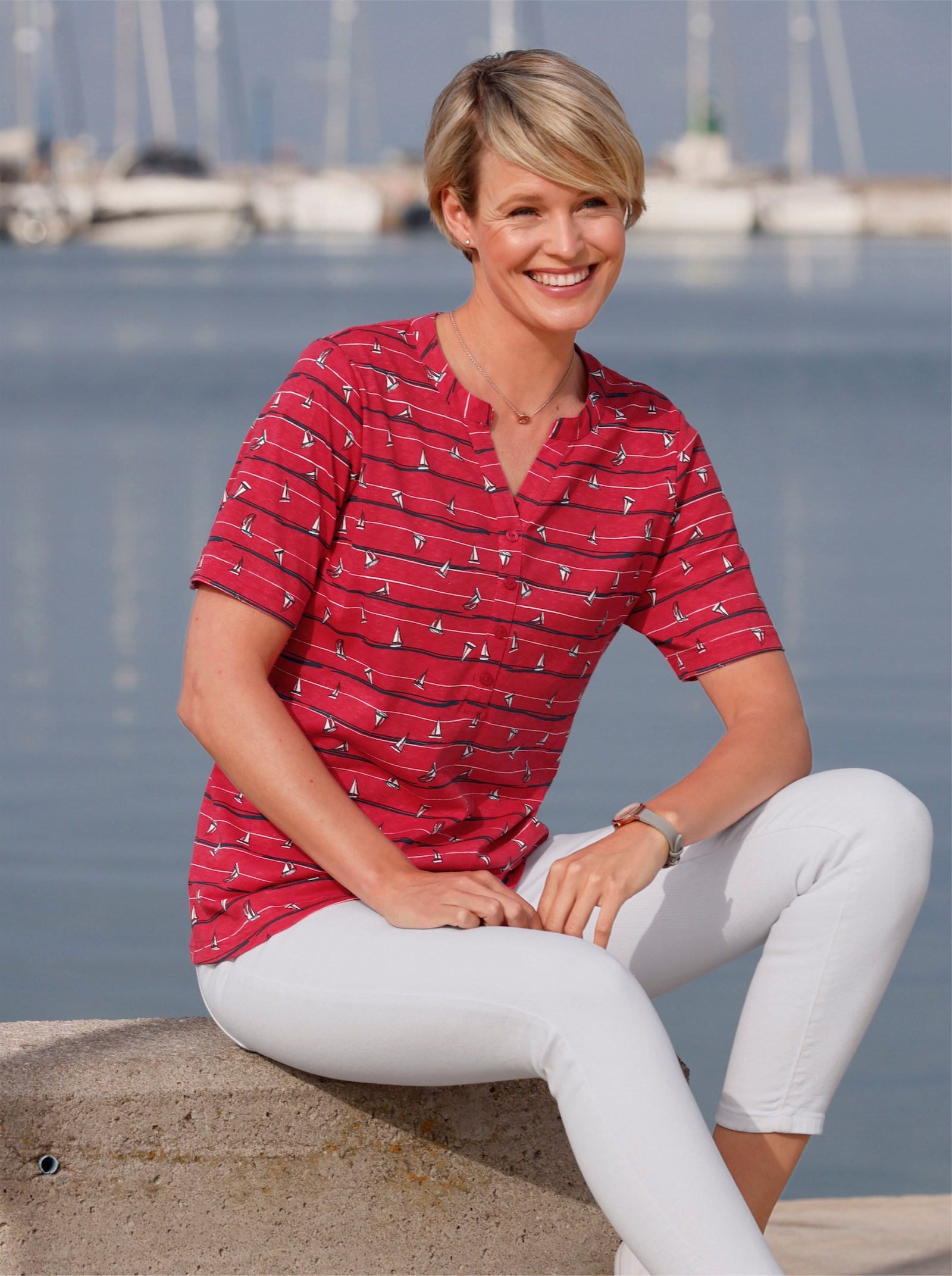 Kurzarmshirt mit maritimem Dessin - rot-marine-bedruckt