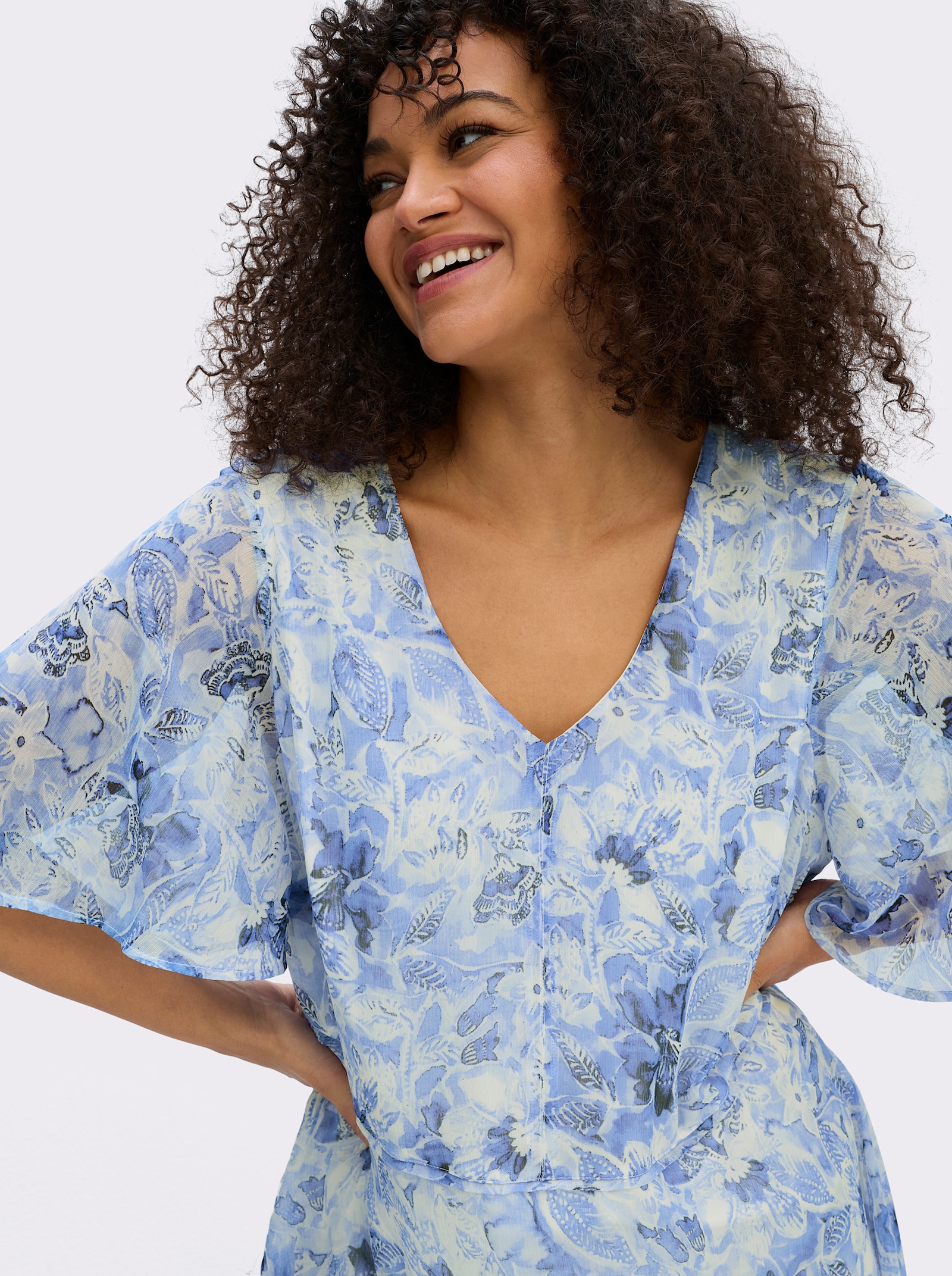 sheego Chiffonkleid mit Volant am Saum - royalblau-weiss-gemustert