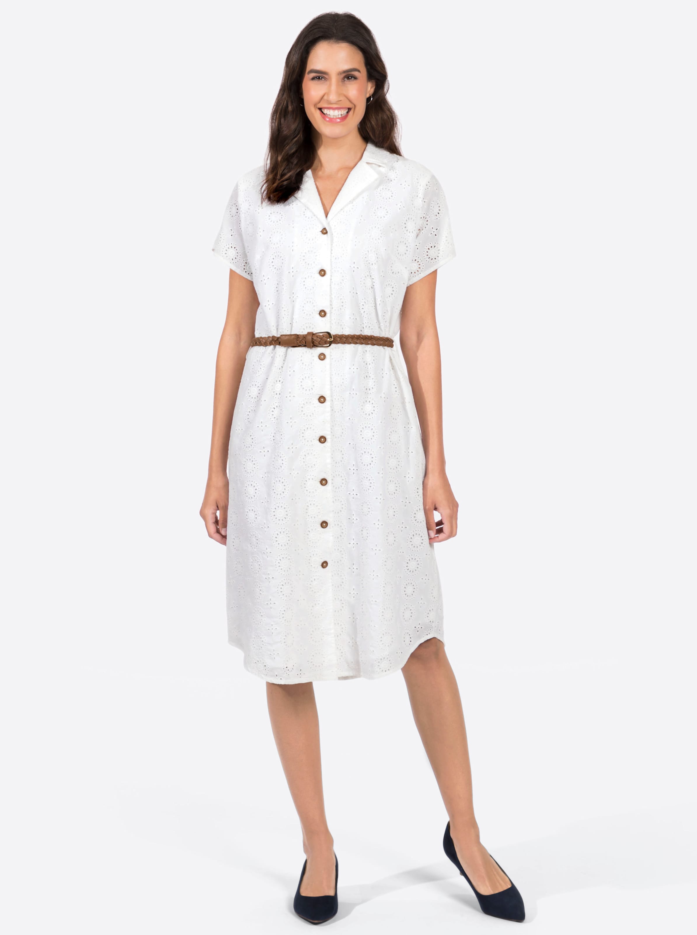 Ein Tick günstig Kaufen-Kleid in weiß von heine. Kleid in weiß von heine <![CDATA[Das Kleid mit aufwändiger Madeira-Stickerei allover lässt Mode-Herzen höherschlagen! Durch die Verwendung von reiner Baumwolle als Oberstoff und Futter trägt es sich auch bei hohen Te