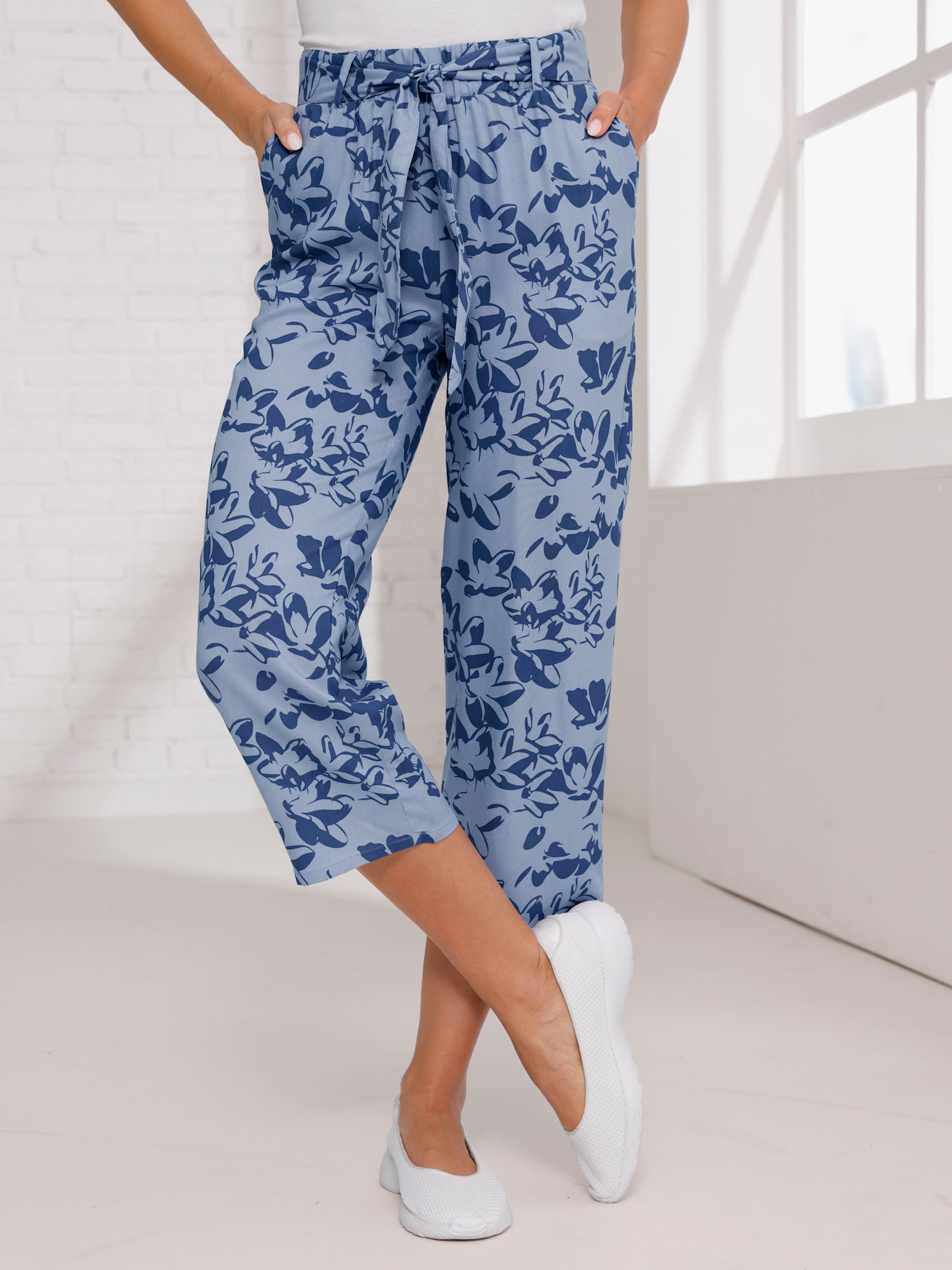 Ankelbyxa med tryckt knytskärp - jeansblå-blekblå-med tryck