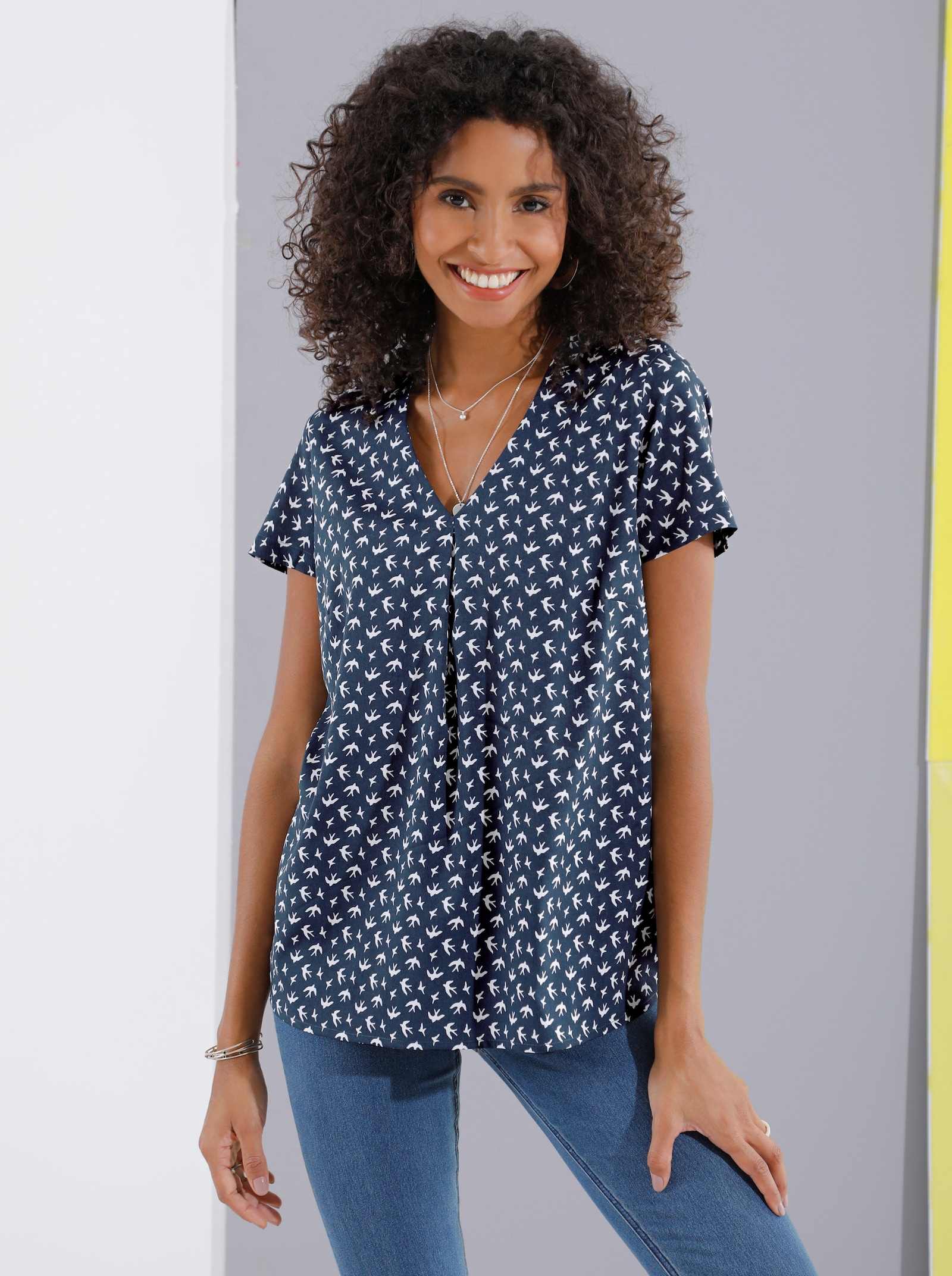Comfortblouse met zwaluwpatroon - marine geprint