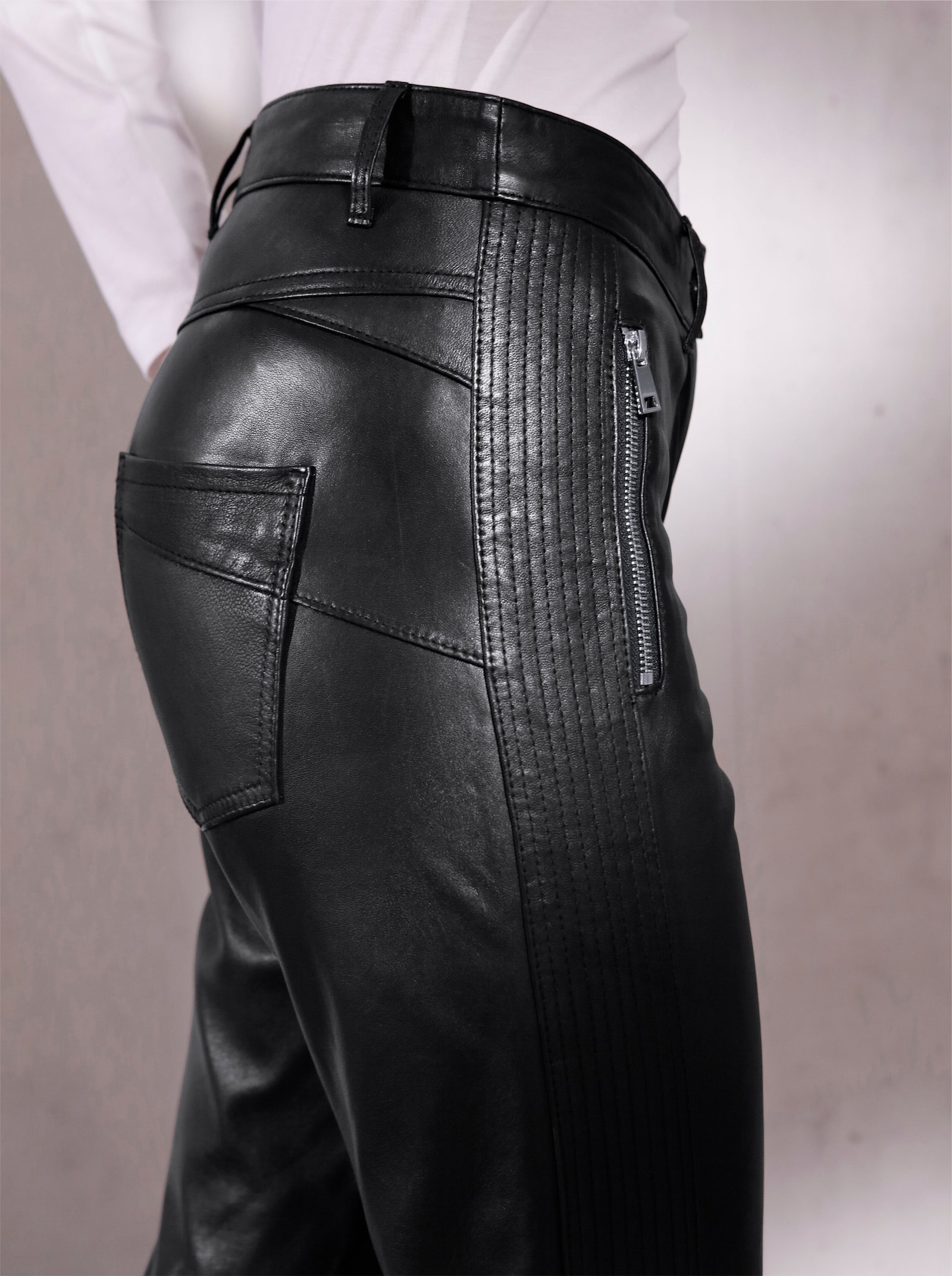 Mainpol Lederhose mit Ziersteppung seitlich - schwarz