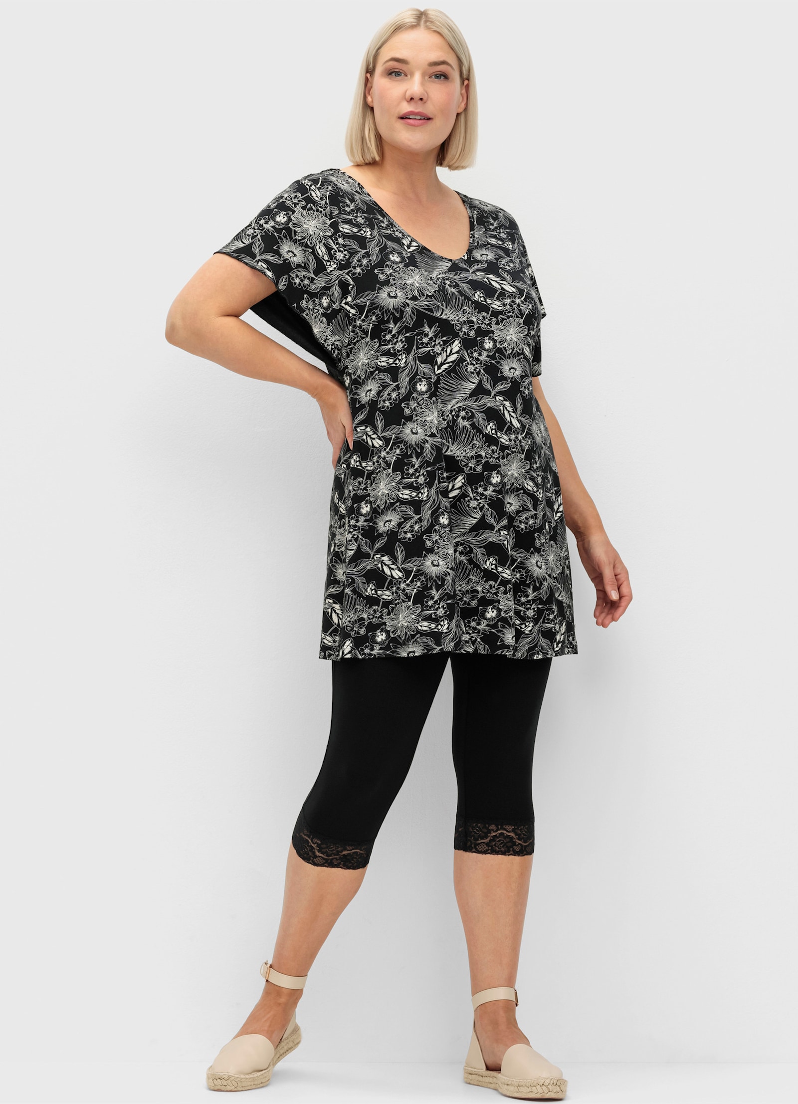 sheego Shirt und Leggings mit femininen Details - schwarz-weiß