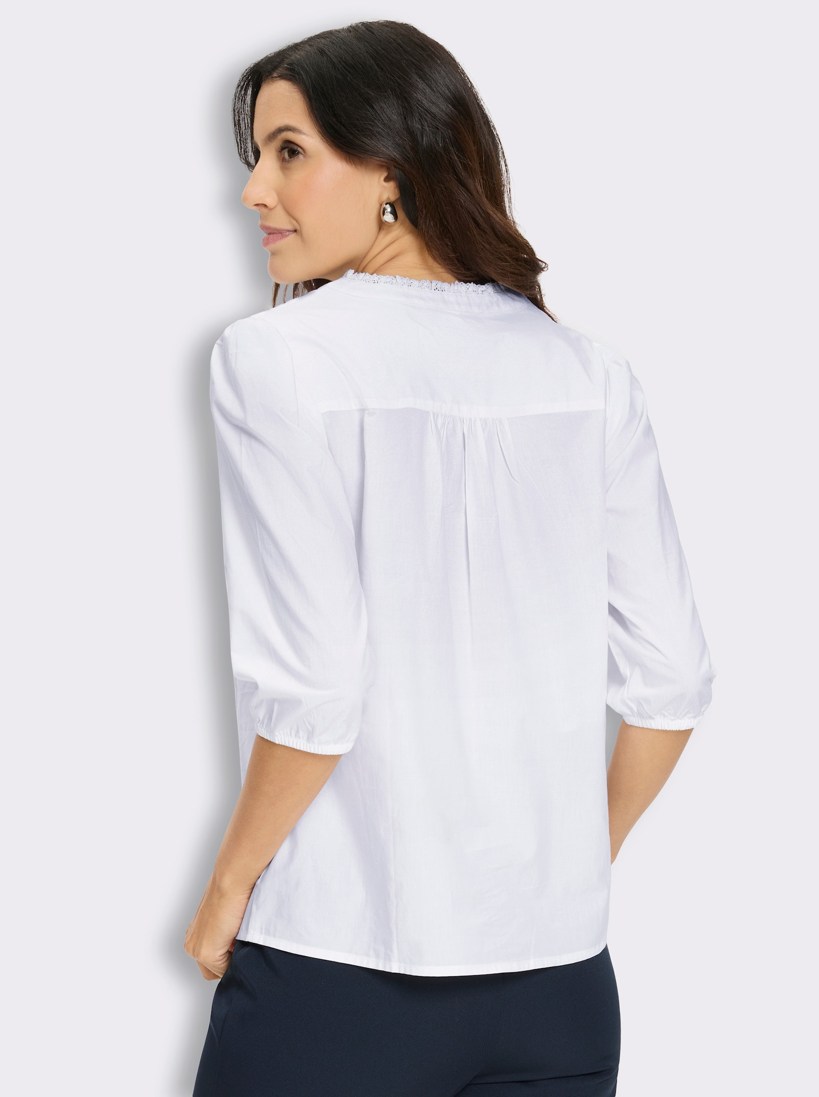 Baumwollbluse mit Spitzen-Rüschen am Ausschnitt - ecru