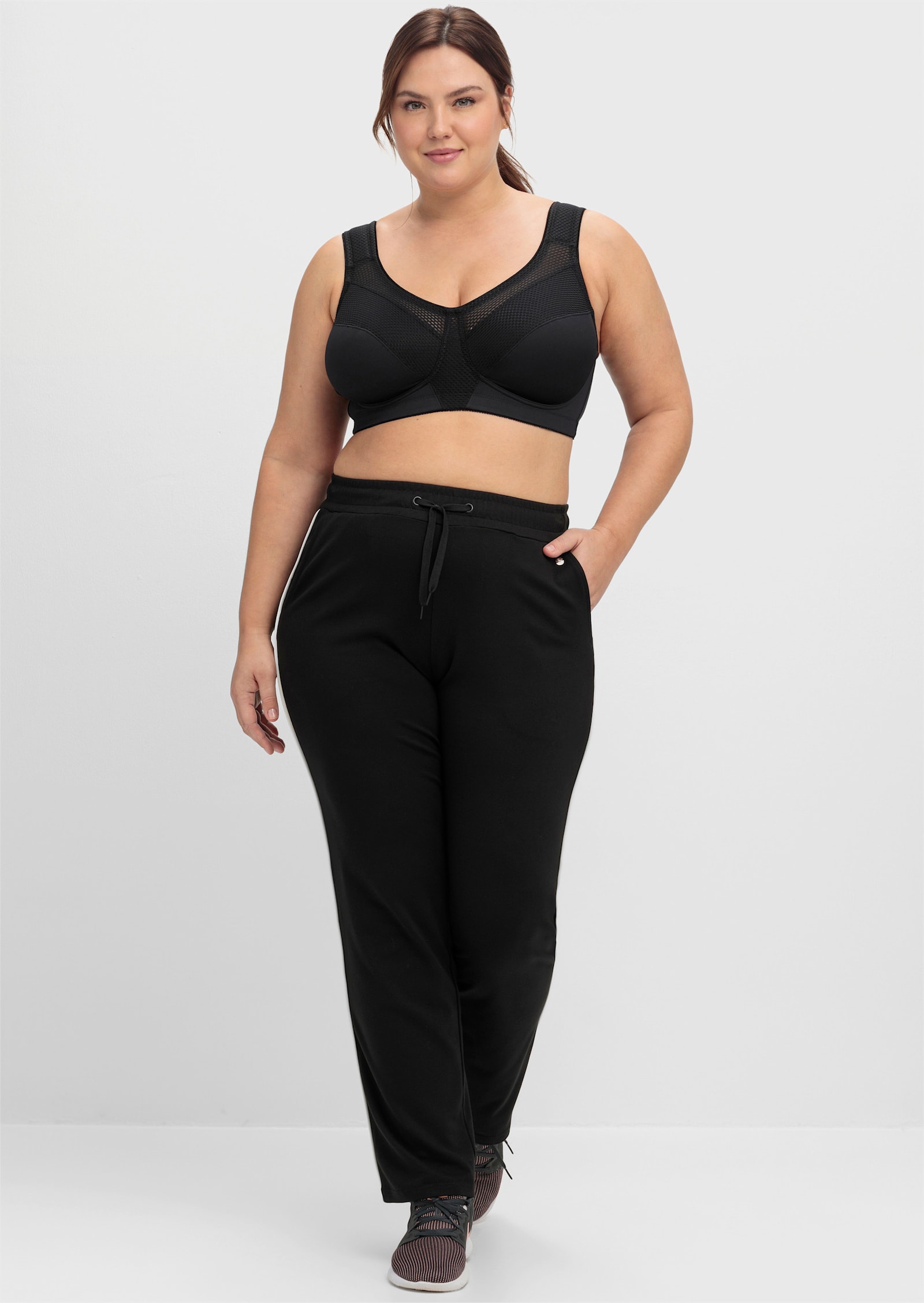 sheego Sportbeha zonder beugel met netinzetten - zwart