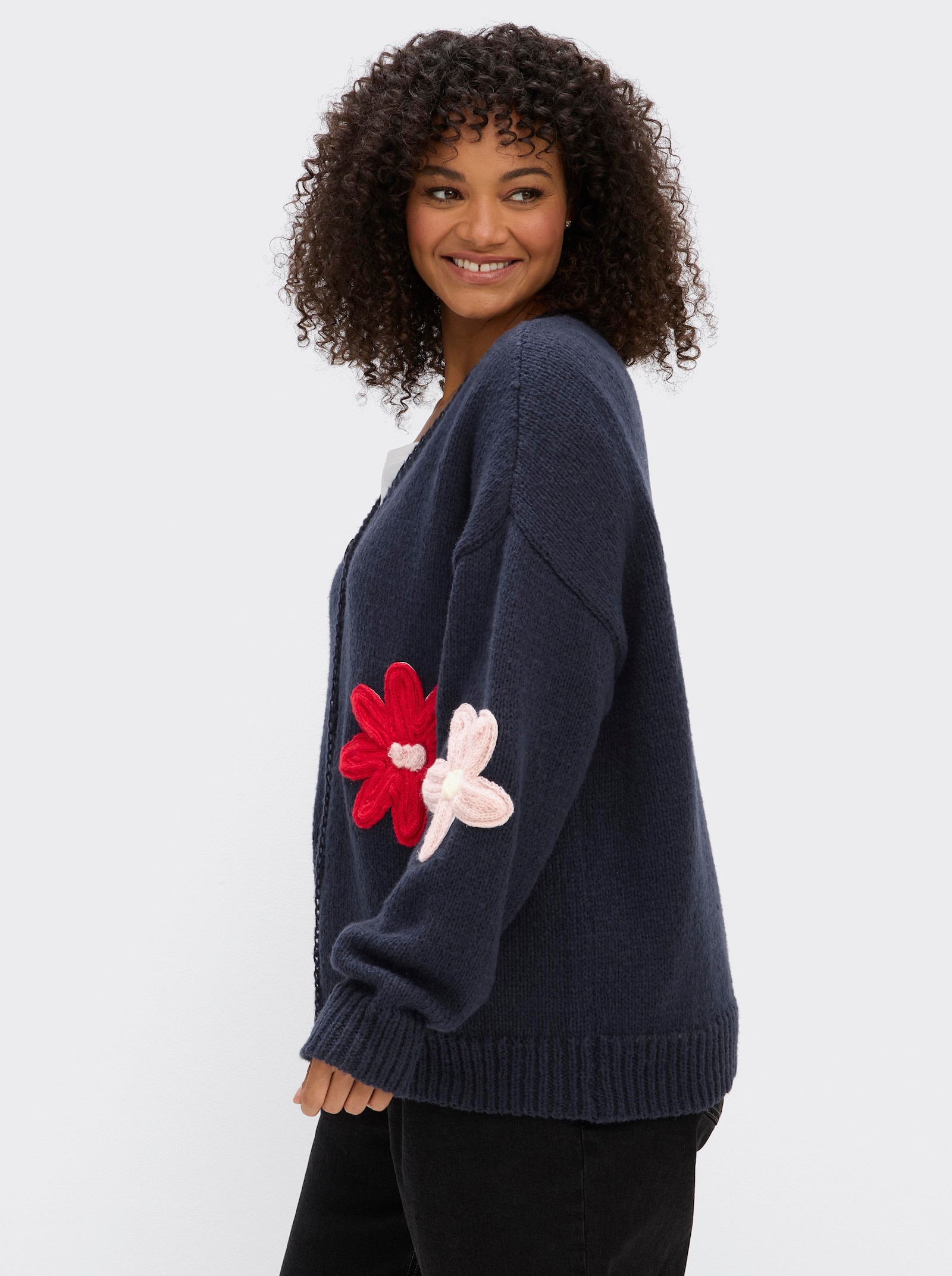 sheego by Joe Browns Strickjacke mit aufgesetzten Blüten - tiefblau-ecru