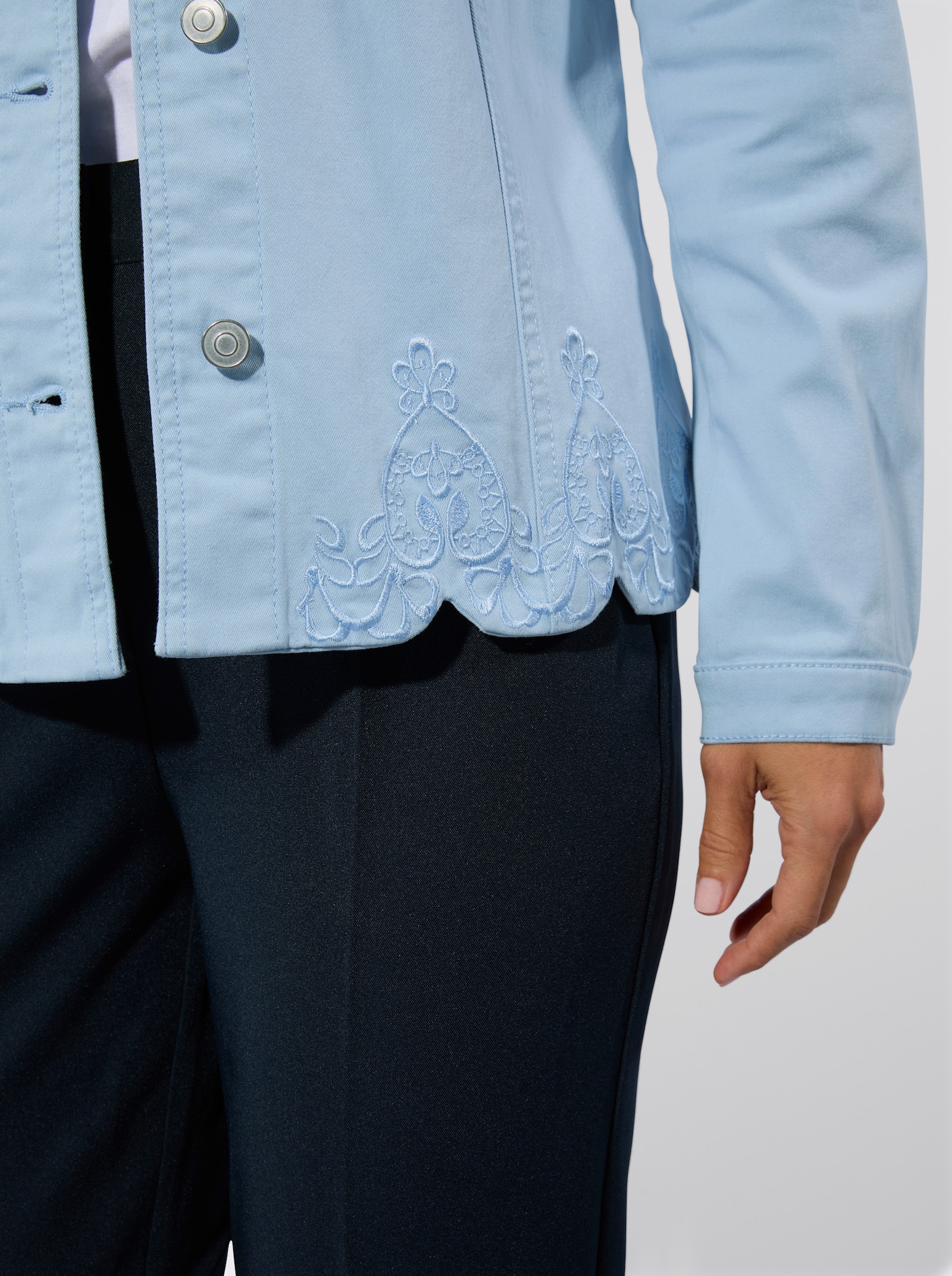 Jeansbluse mit Blütenstickerei - eisblau