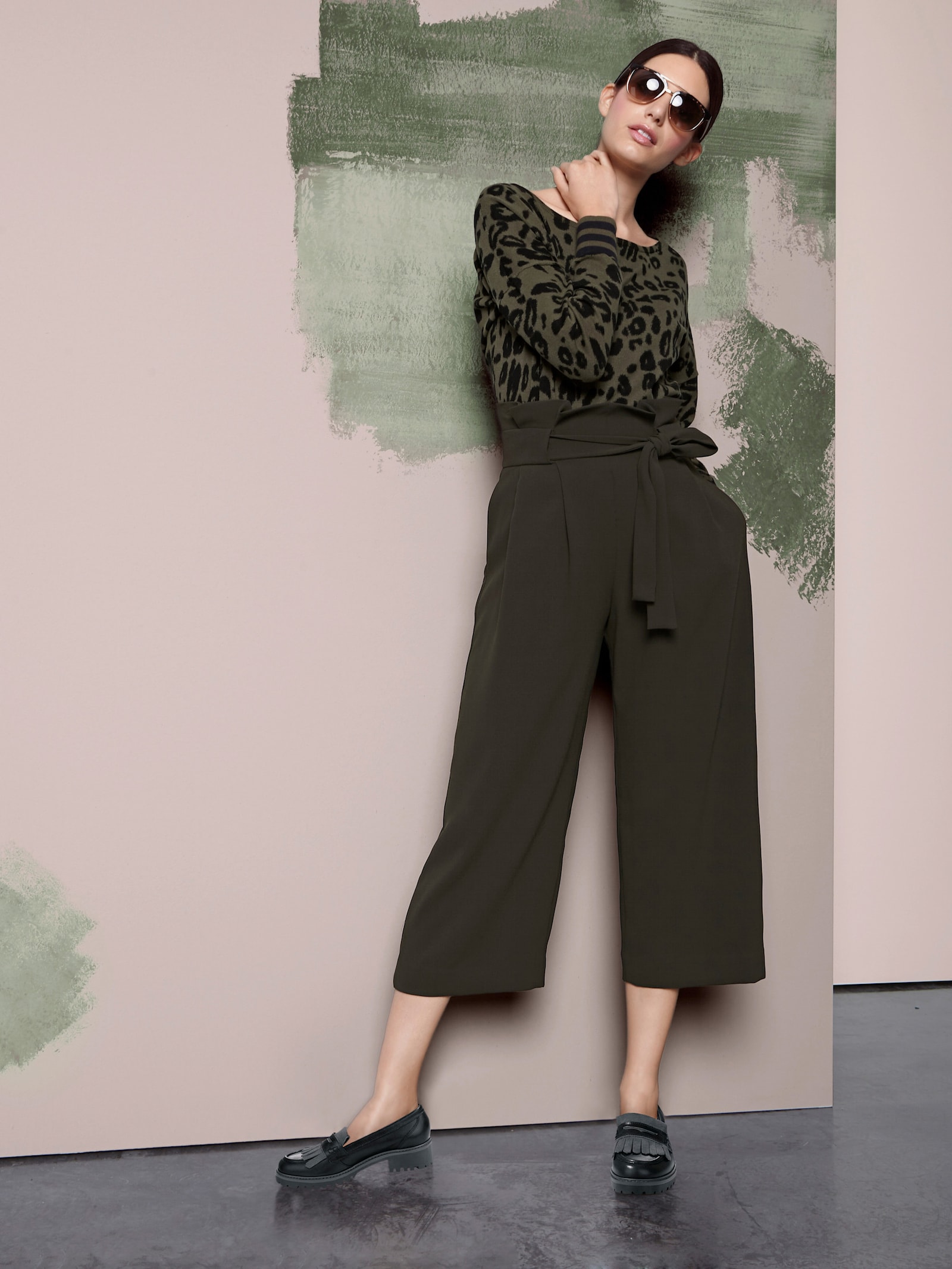 heine Rundhalspullover mit Leo-Print - oliv