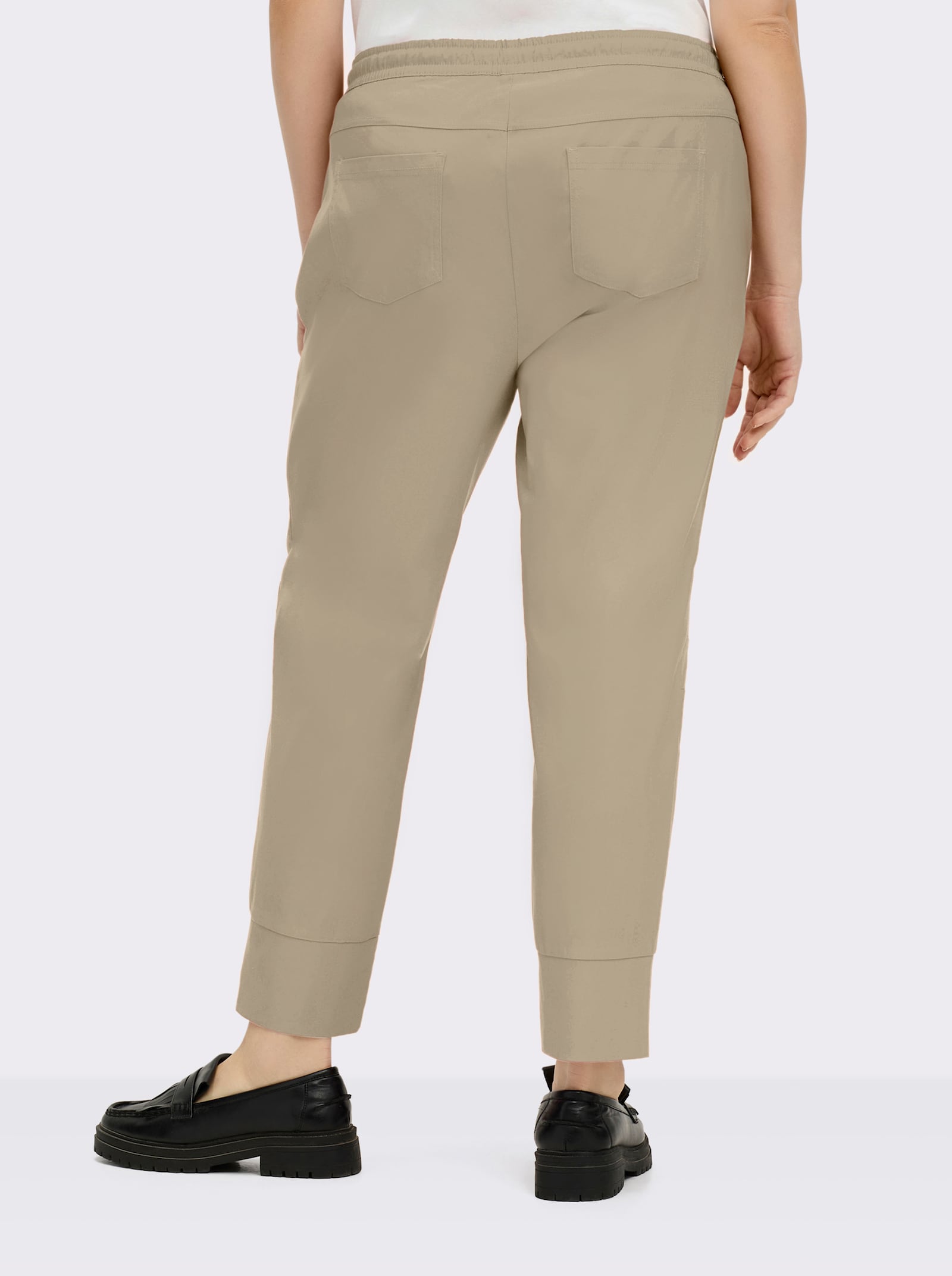 Jogg Pants mit Passformsattel hinten - sand