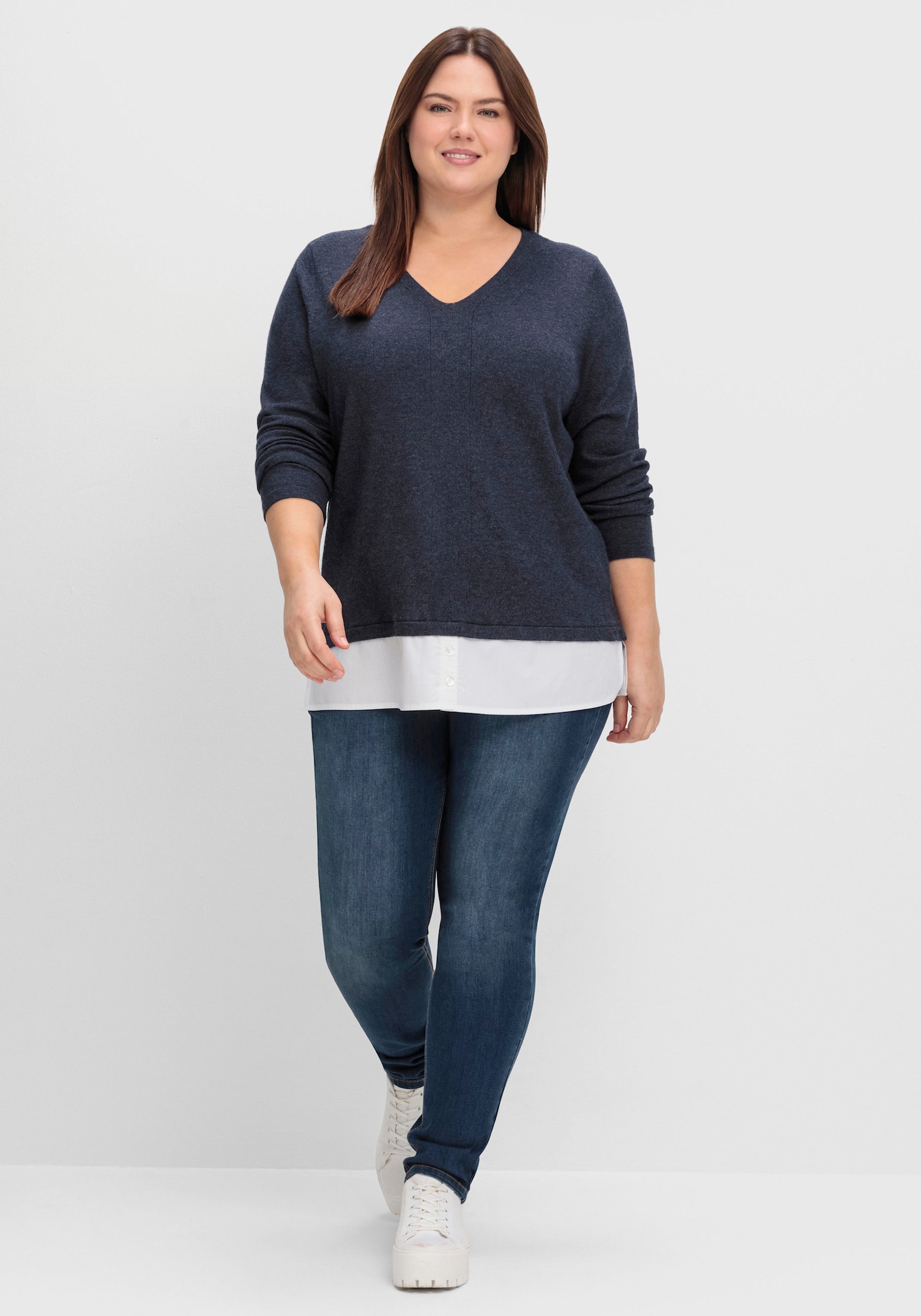 sheego Feinstrickpullover mit Blusen-Einsatz am Saum - tiefblau-meliert