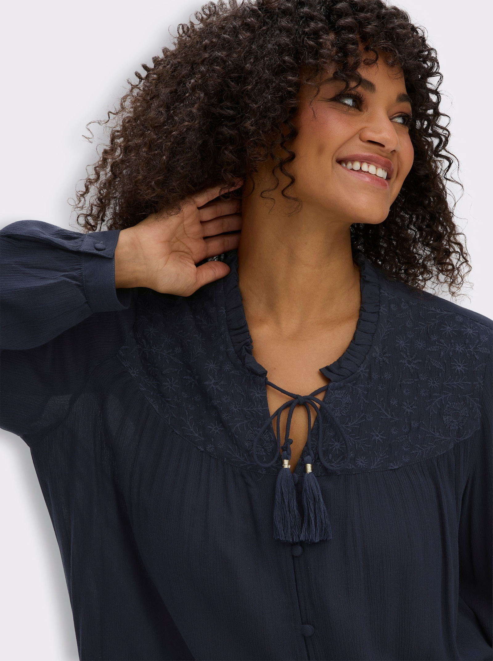 sheego Crinklebluse mit bestickter Passe - tiefblau