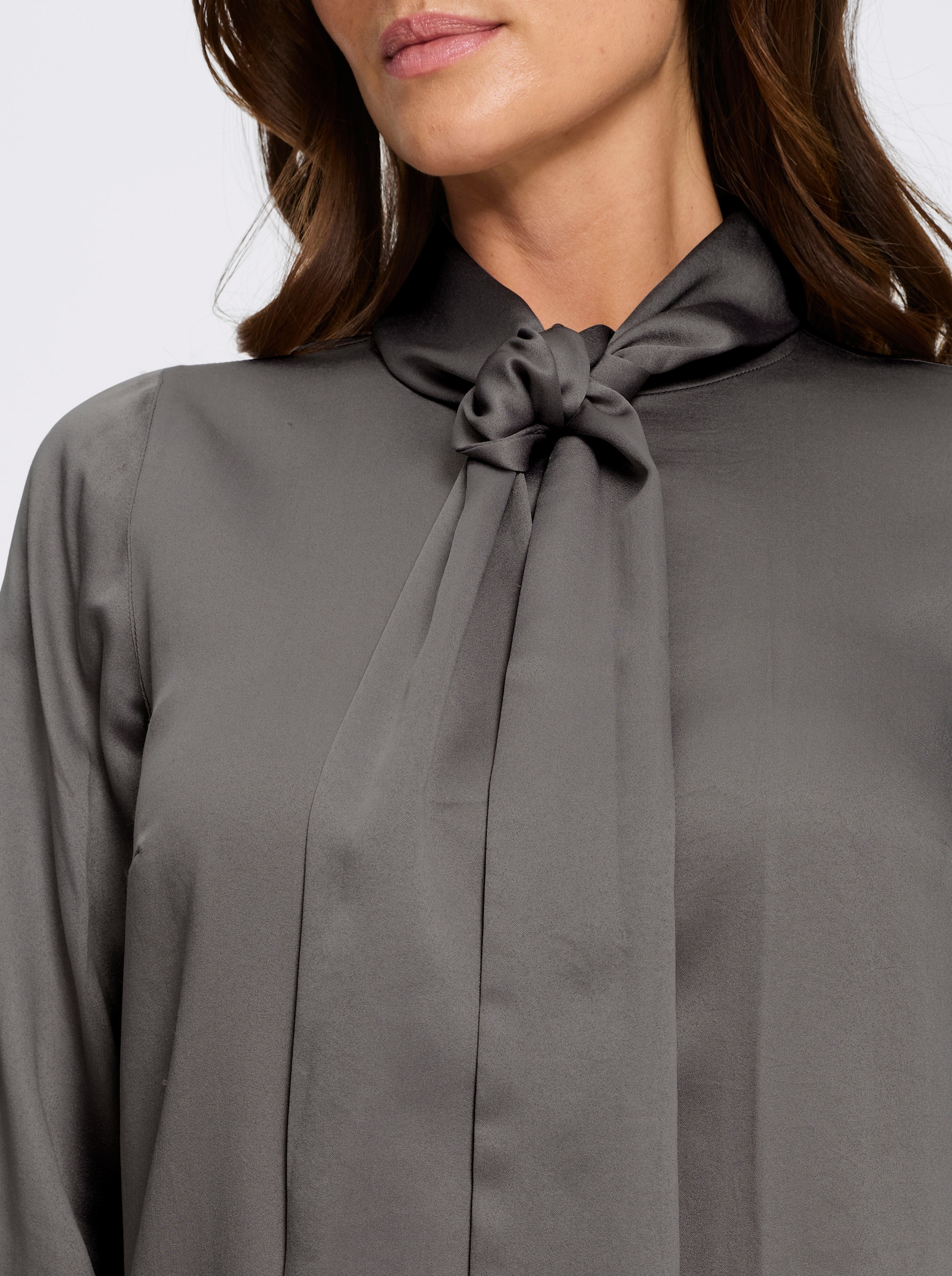 heine Schluppenbluse mit Knopfverschluss im Nacken - grau