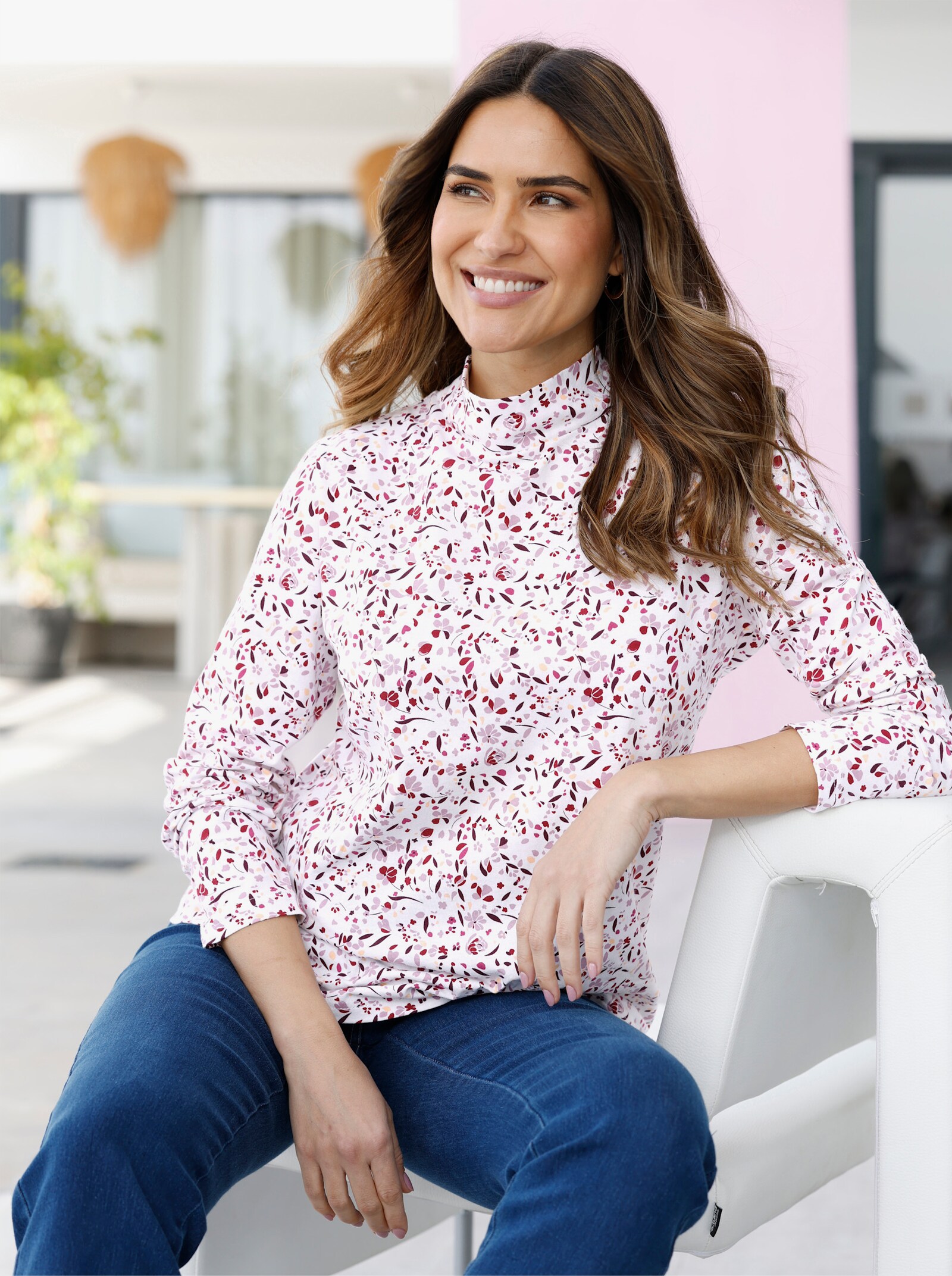 Stehkragenshirt in floralem Dessin - ecru-burgund-bedruckt