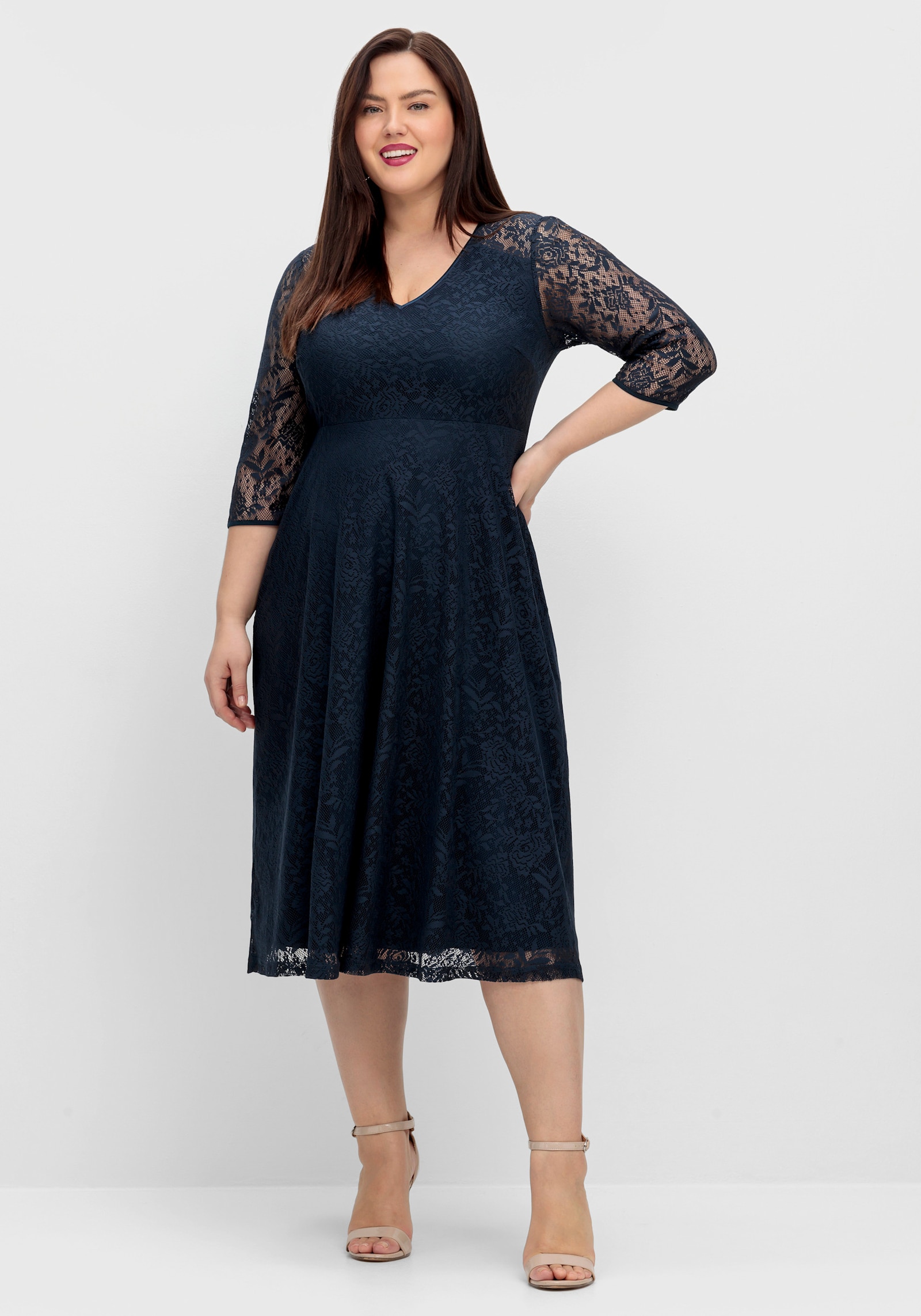 sheego Robe de cocktail avec dentelle florale - bleu nuit