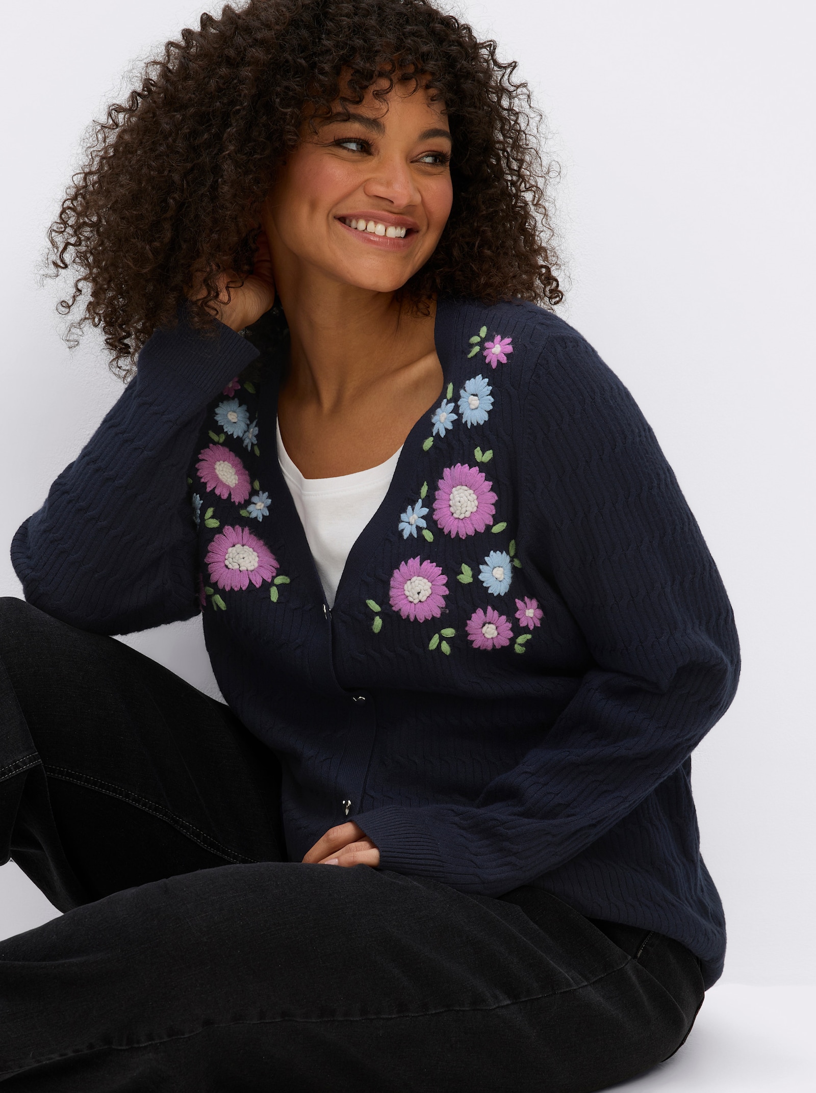 sheego Cardigan mit Blüten-Stickereien - tiefblau-orchidee