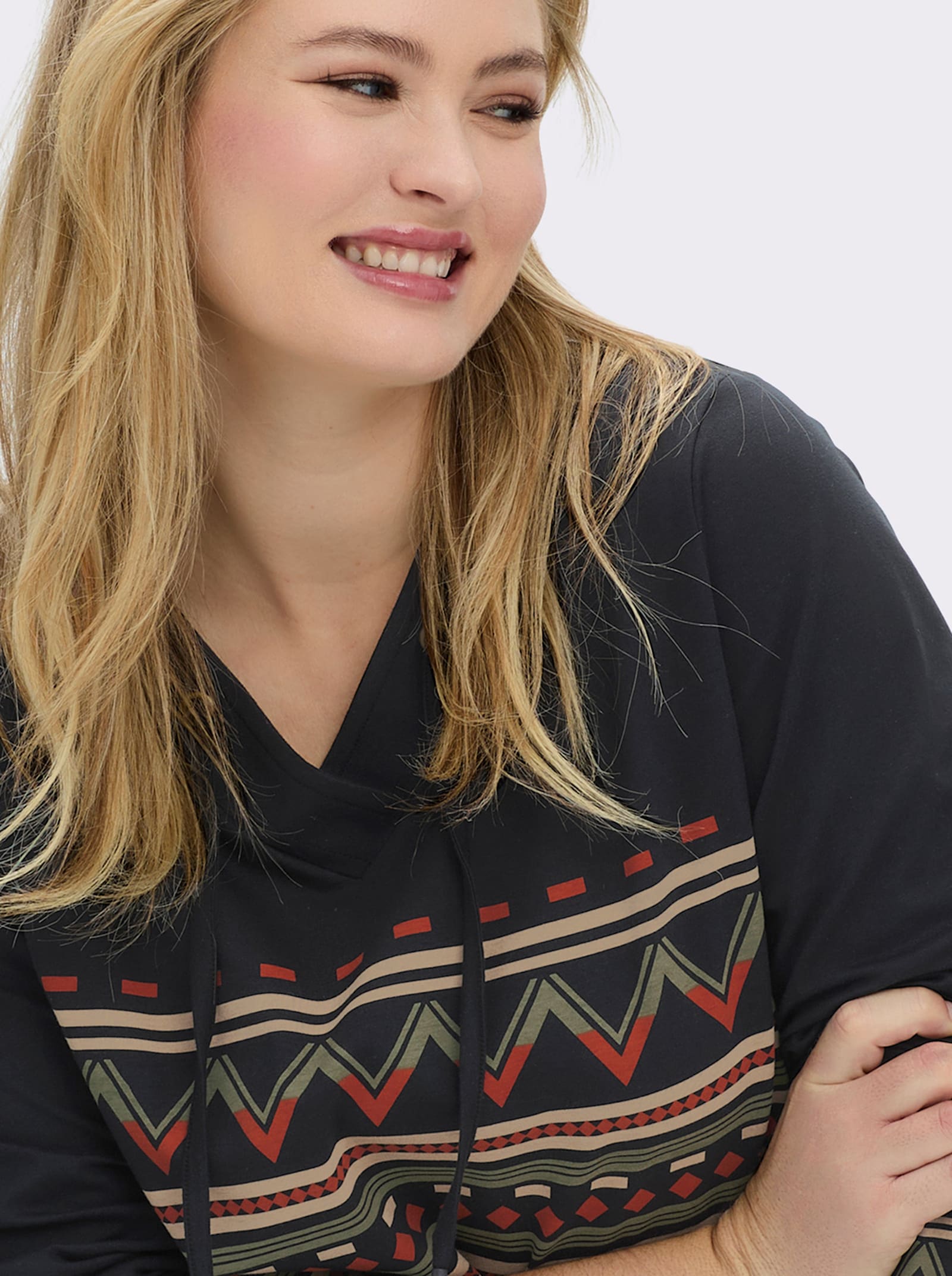 sheego Shirt met V-hals en etnodetails - zwart/beige geprint