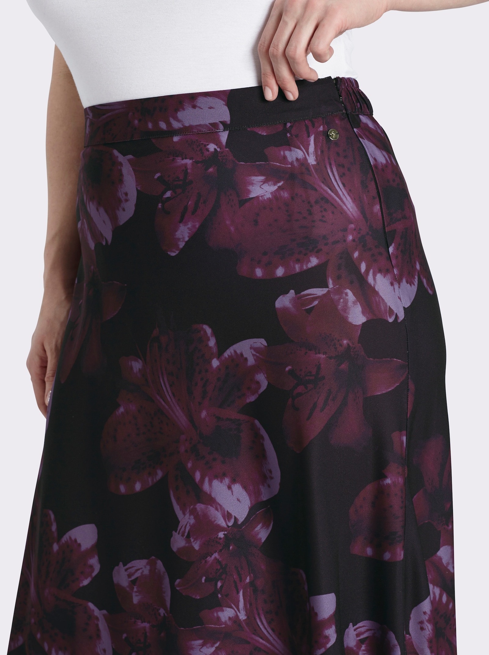 sheego Satinrock mit floralem Alloverprint - schwarz-burgund-bedruckt