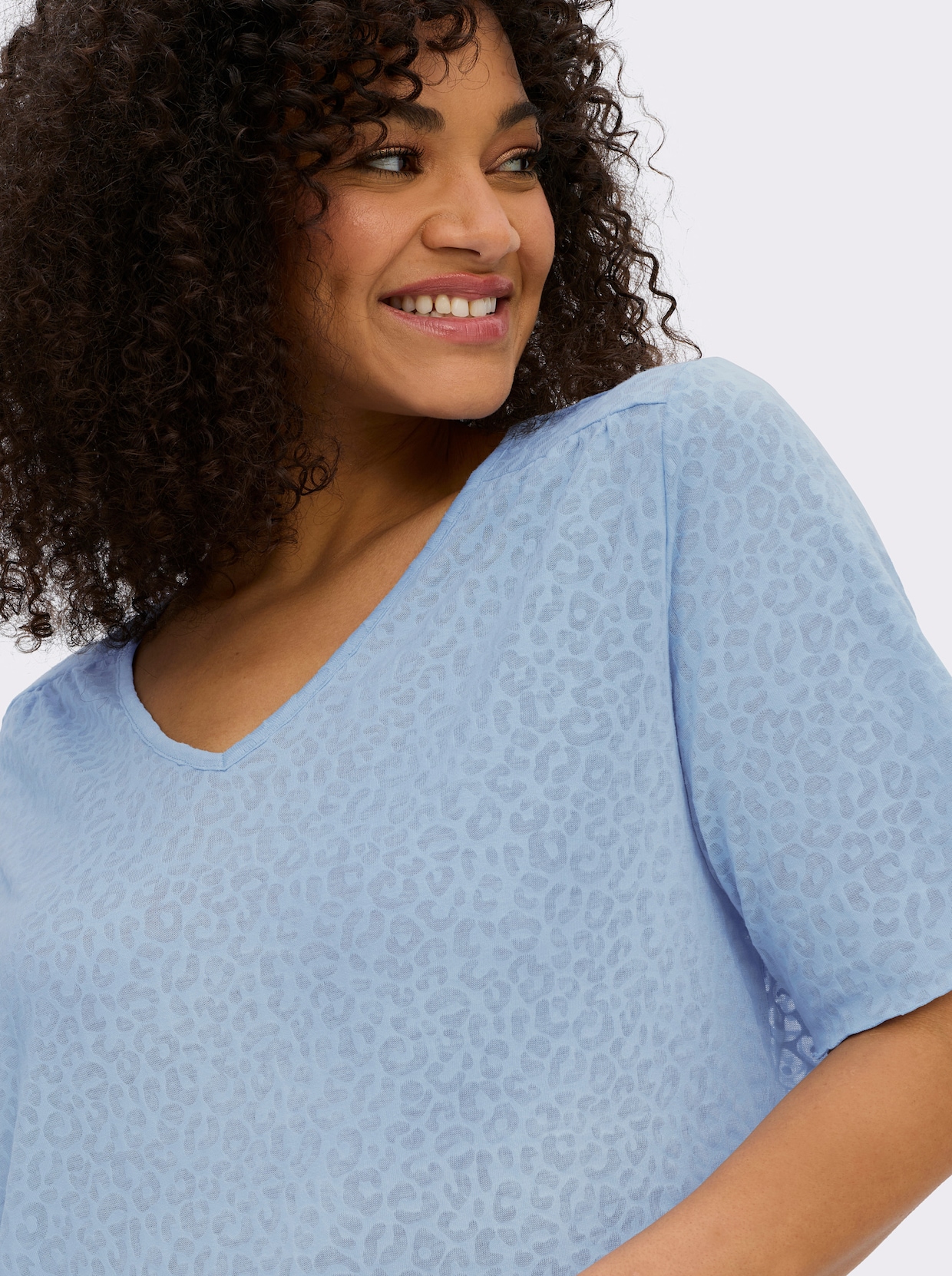 sheego V-Shirt in Ausbrenner-Optik - eisblau