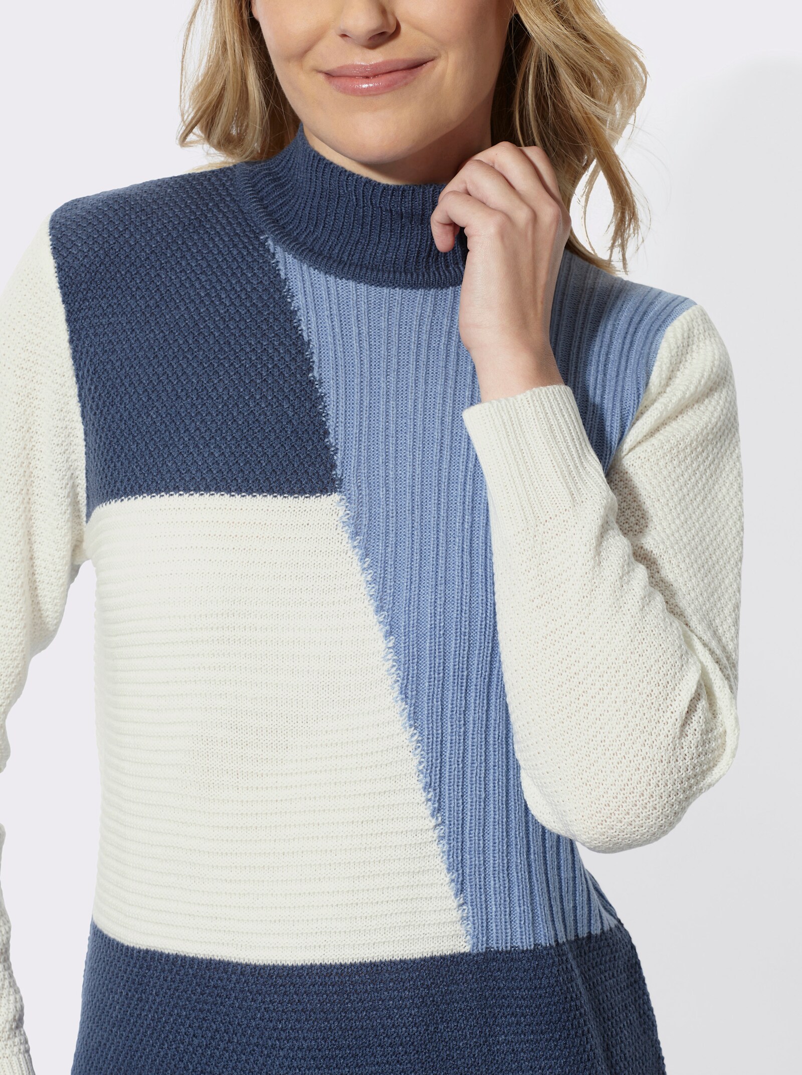 Stehkragenpullover in Patchwork-Optik - rauchblau-ecru-gemustert