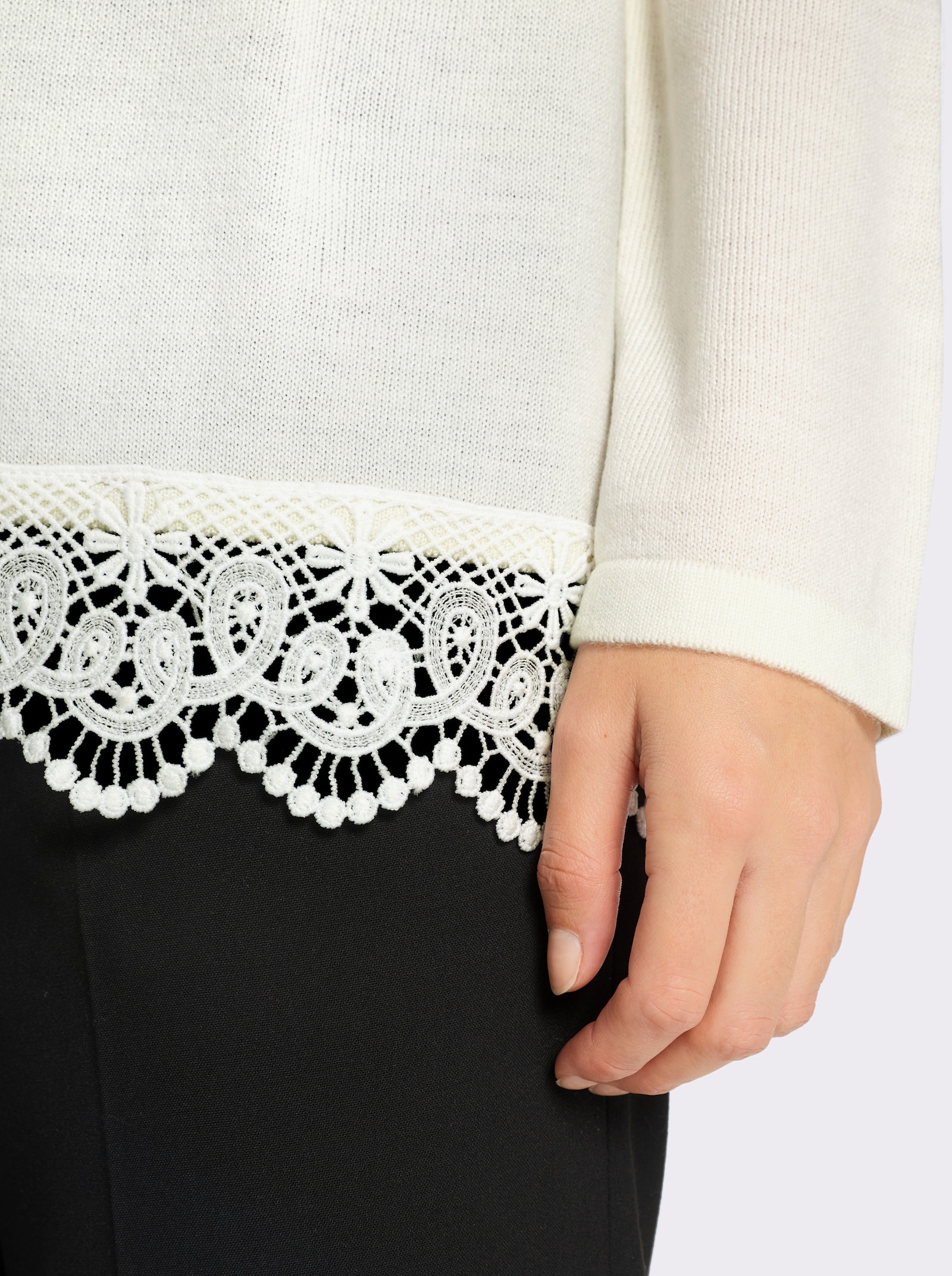 Strickjacke mit Spitze am Saum - ecru