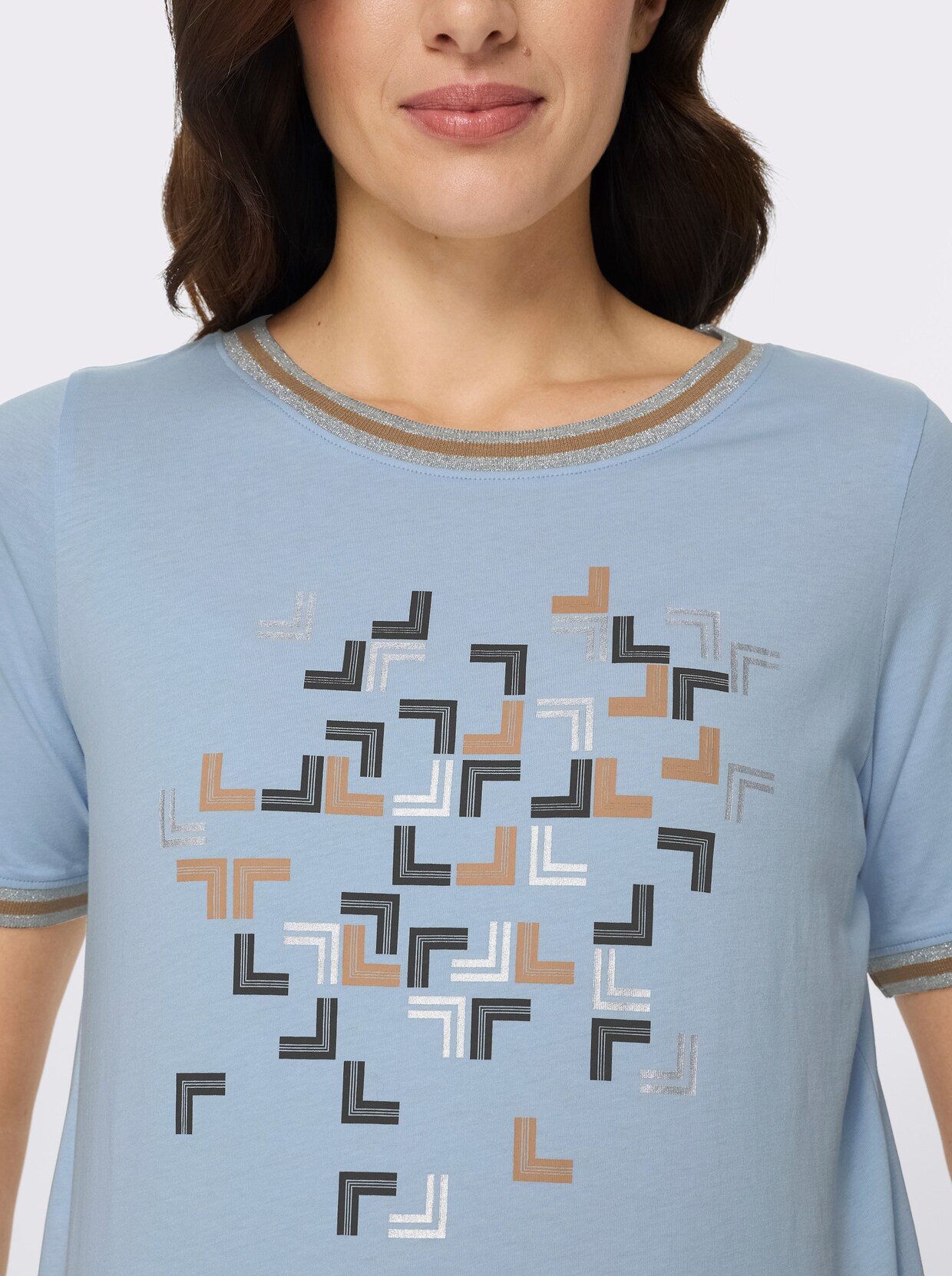 Kurzarmshirt mit silberfarbigem Foliendruck - hellblau-camel