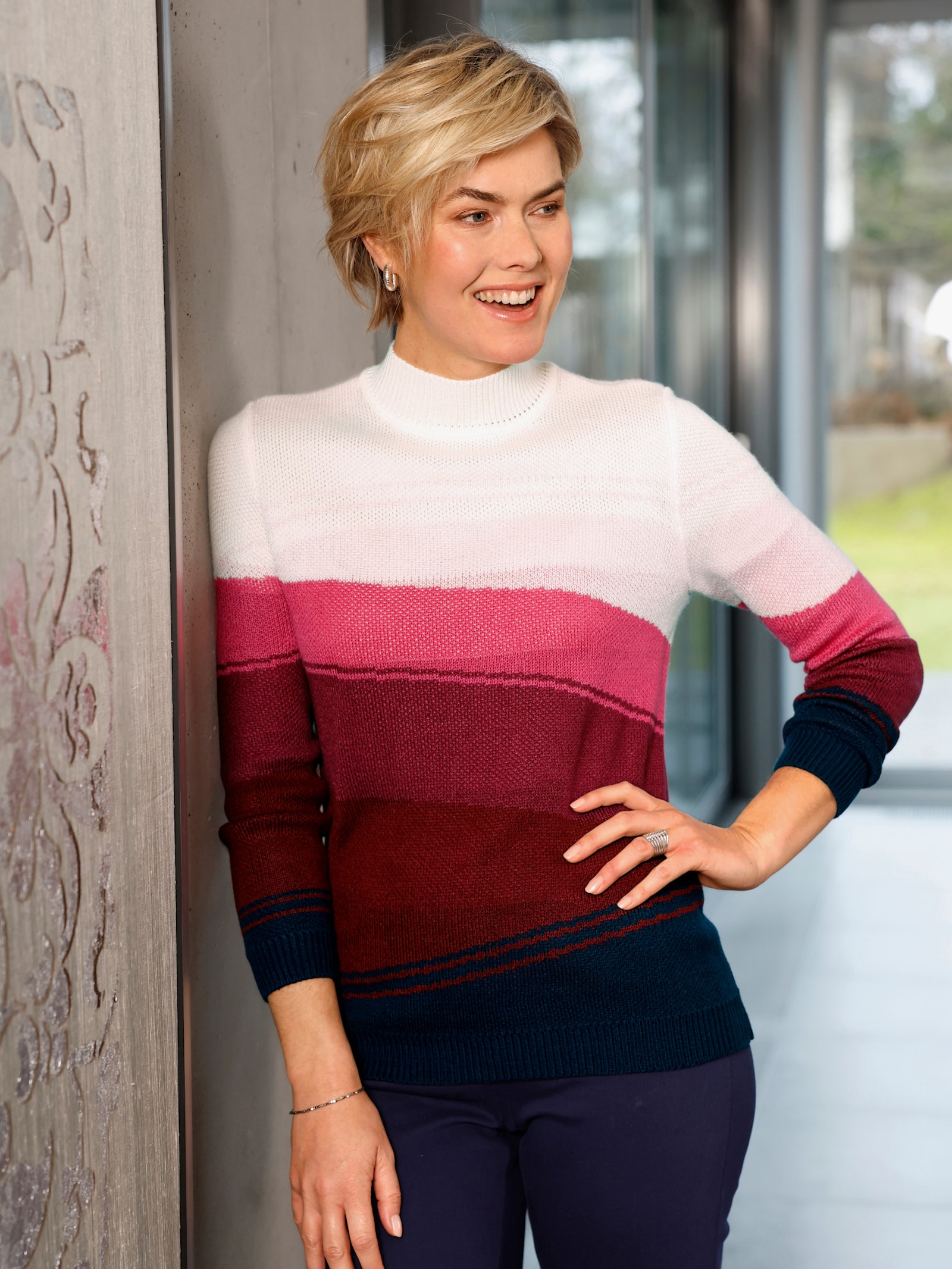 Stehkragenpullover mit Wellenmuster - ecru-bordeaux-gemustert