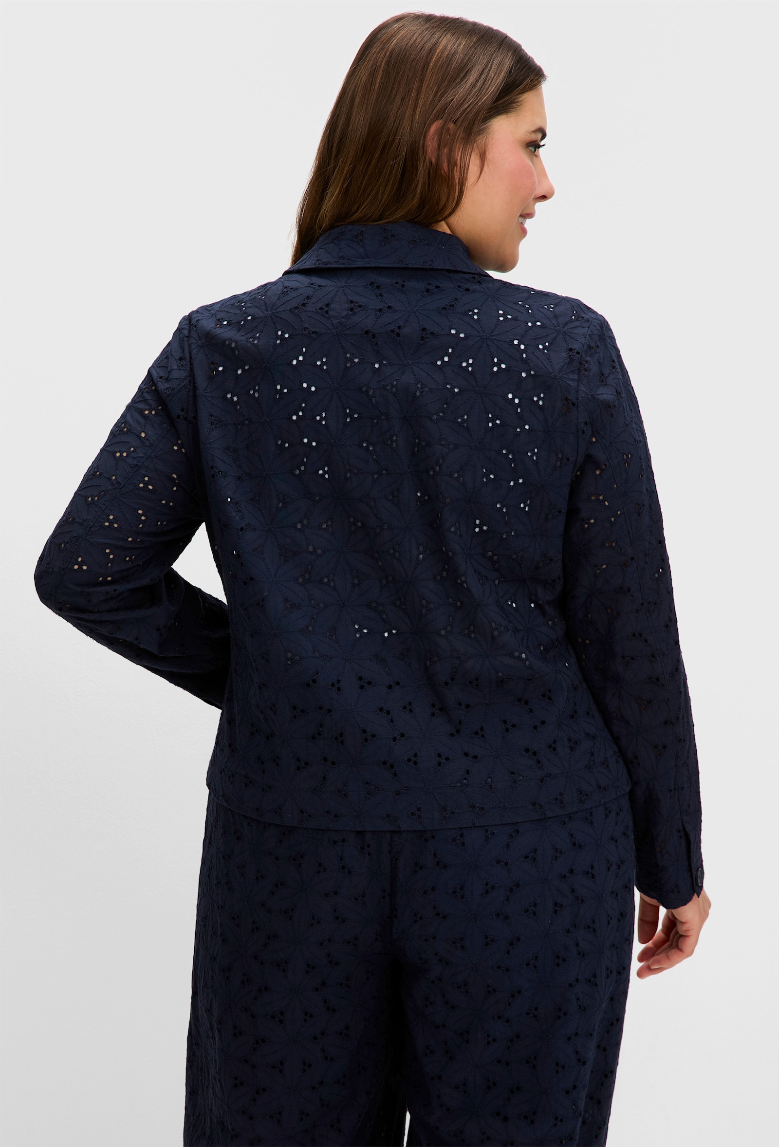 sheego Blousejack met broderie anglaise - diepblauw