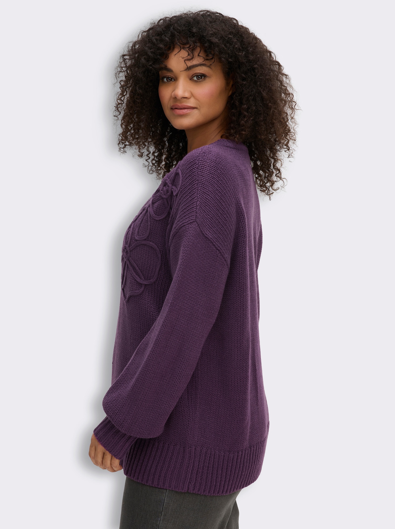 sheego V-Ausschnitt-Pullover mit Blumen-Kordelstickereien - traube