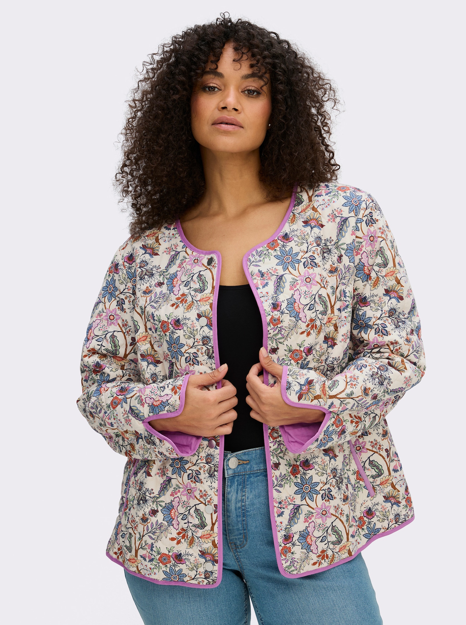 sheego Veste matelassée avec motif floral - couleur ivoire-bleu foncé à motifs
