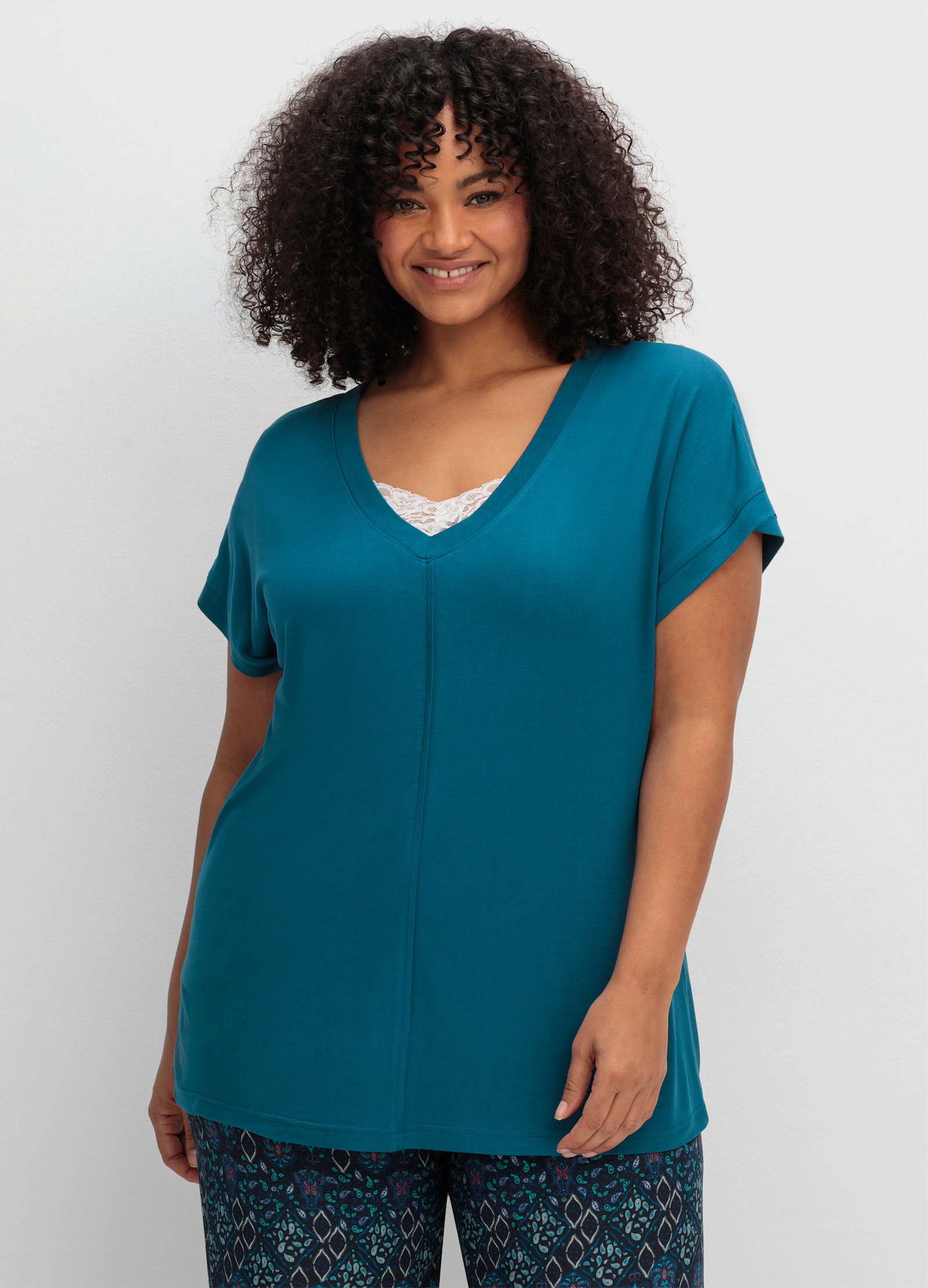 sheego T-Shirt mit V-Ausschnitt und Zierpaspel vorne - dunkelpetrol