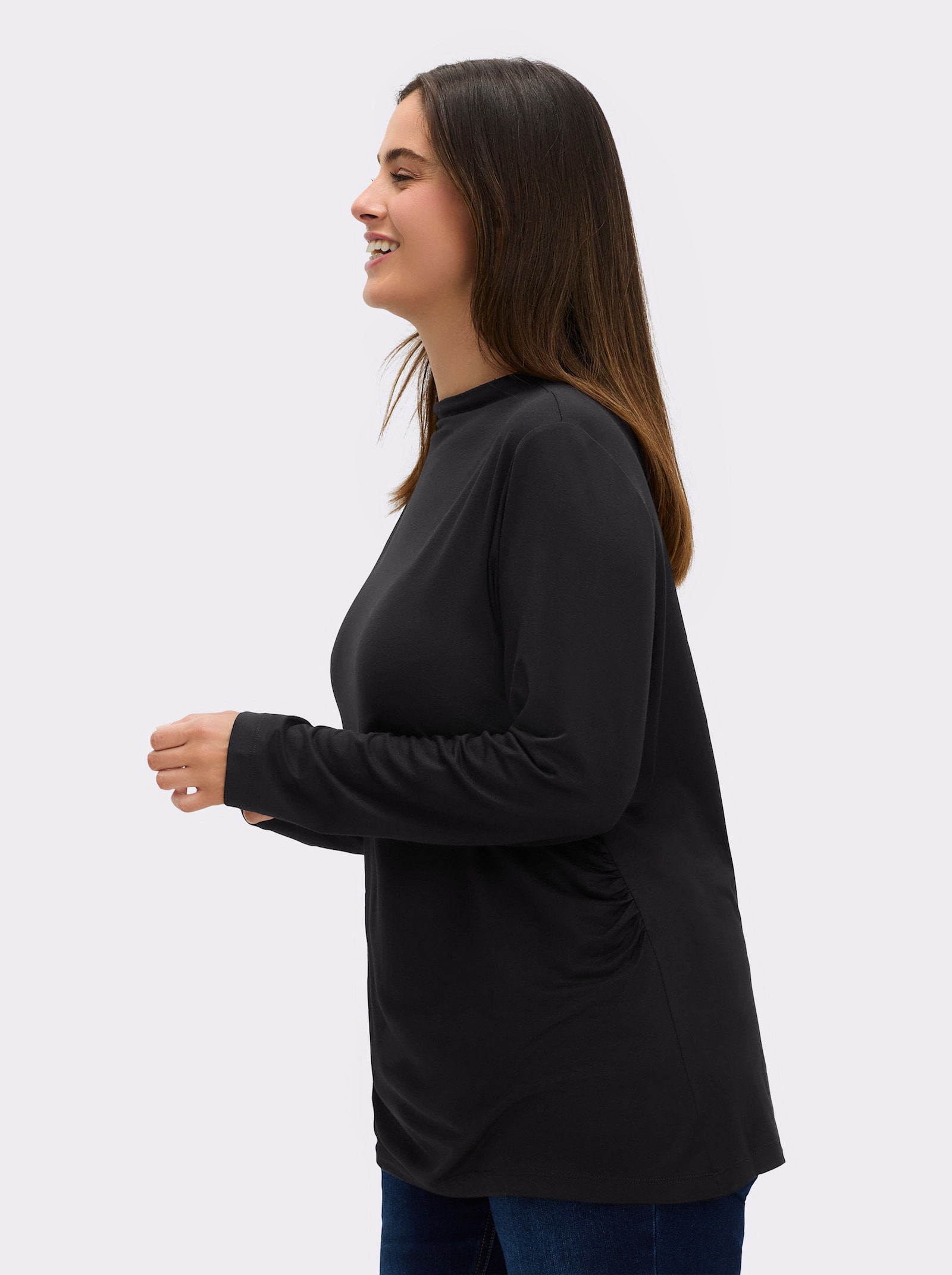 sheego Langarmshirt mit Raffung an der linken Schulter - schwarz