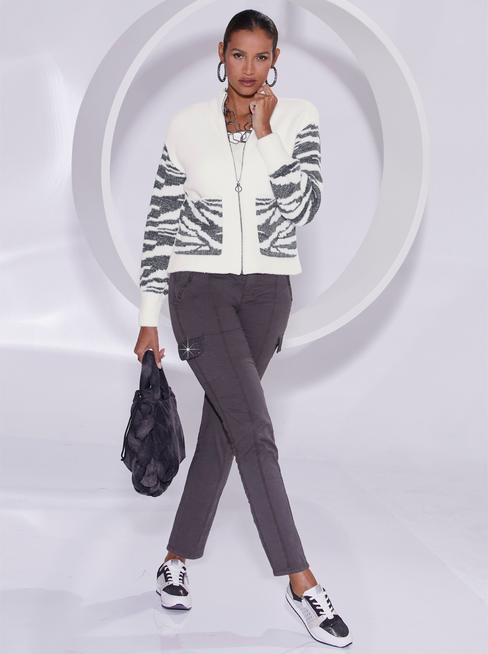 Jacquardstrickjacke in kurzer Form - ecru-graphit-gemustert