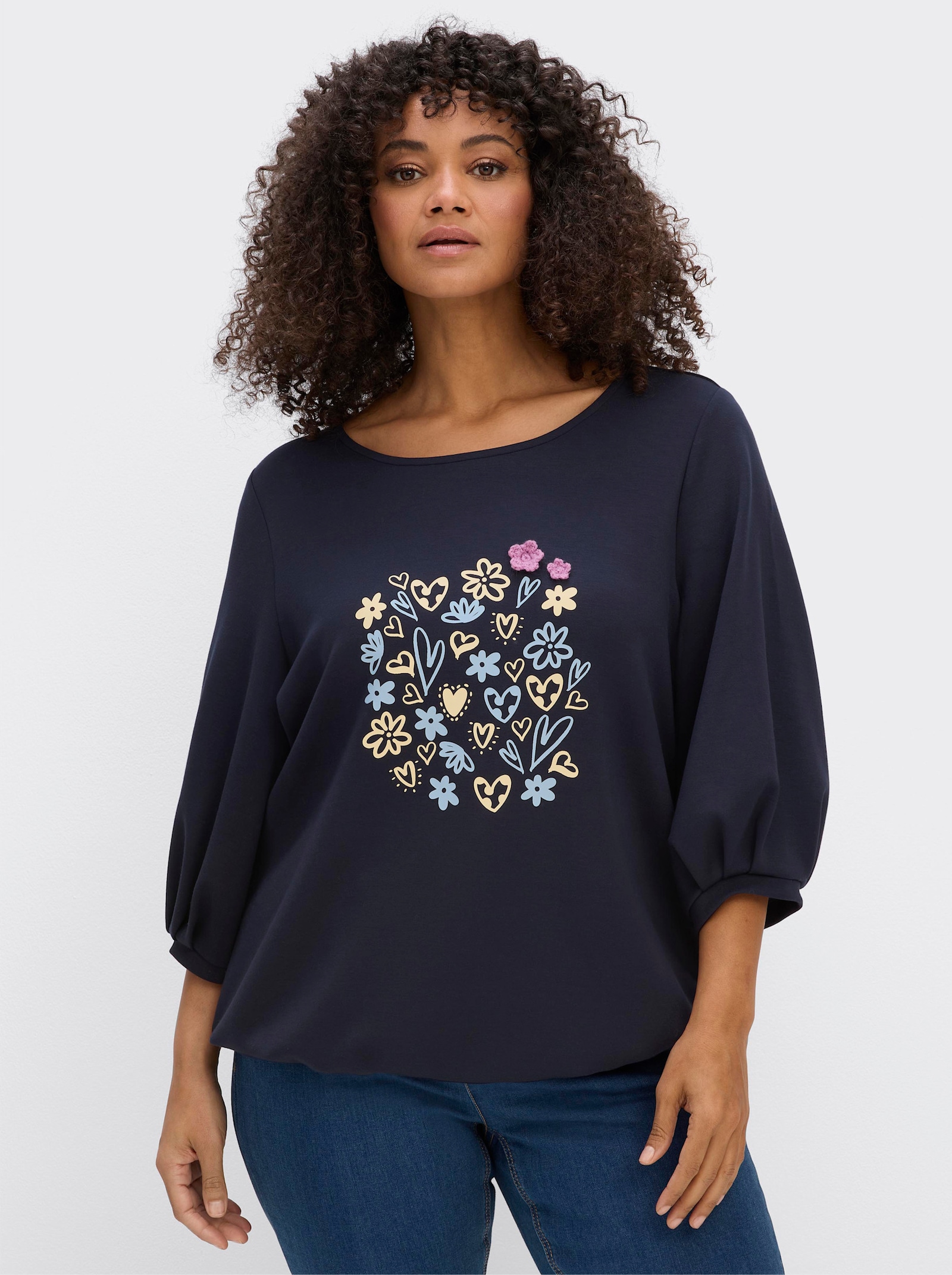 sheego Sweatshirt mit Frontprint und Häkelblumen - tiefblau-eisblau-bedruckt