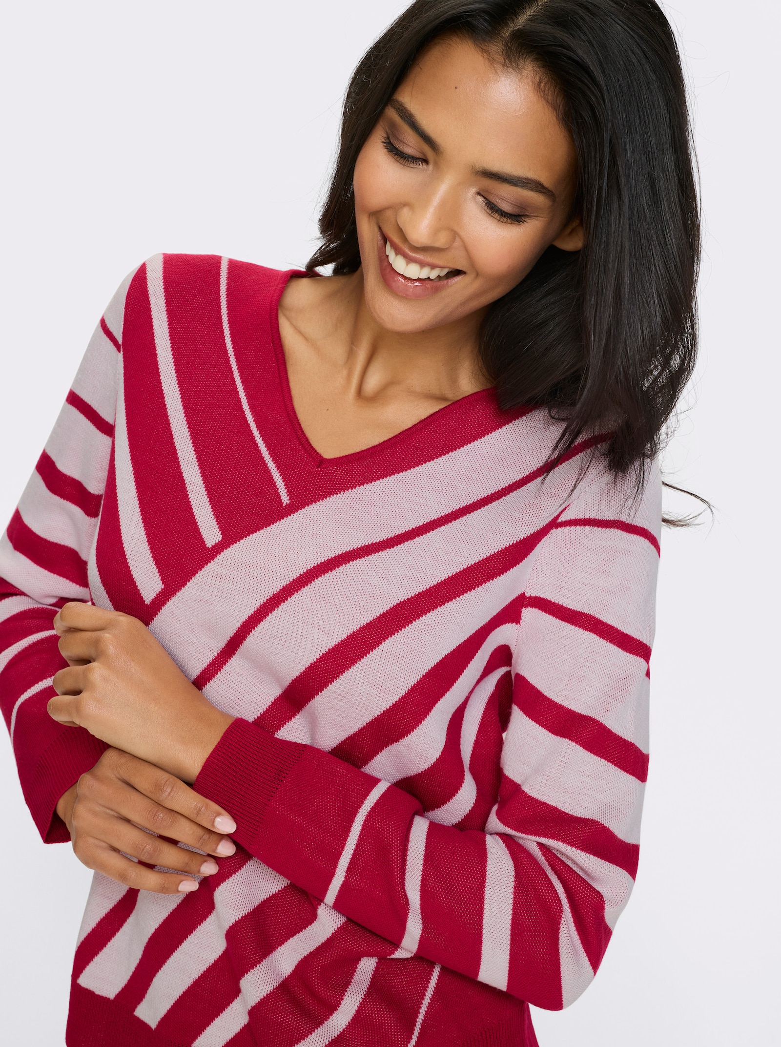 V-Ausschnitt-Pullover mit Streifen-Muster - rot-weiß-gemustert