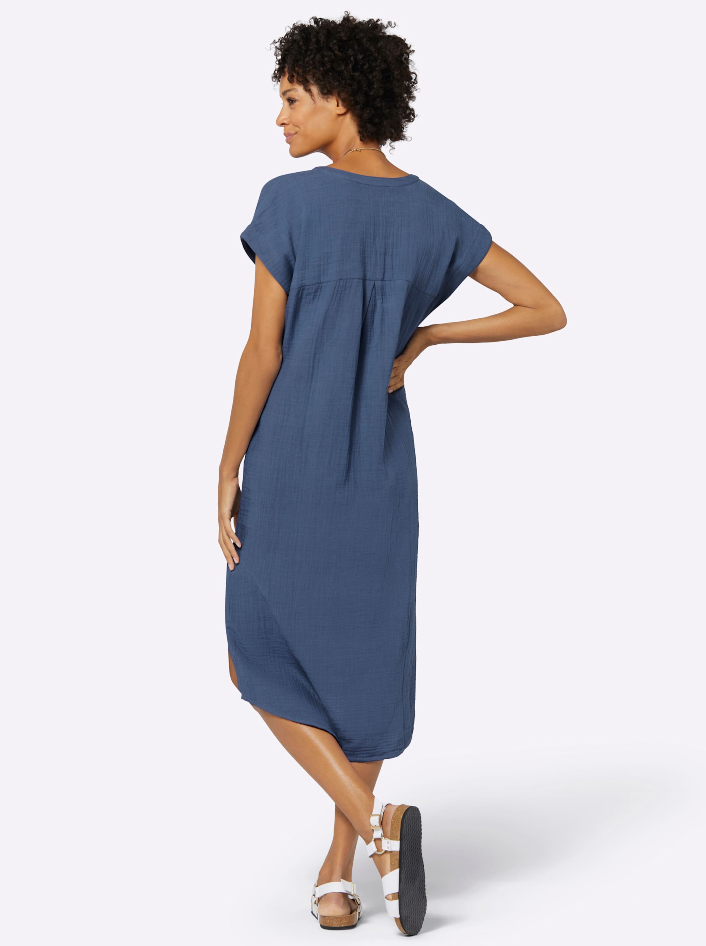 LS Run günstig Kaufen-Kleid in jeansblau von heine. Kleid in jeansblau von heine <![CDATA[Reinschlüpfen und Abenteuer erleben! Kleid in luftiger, dezent strukturierter Musselin-Qualität mit Rundhals- und überlappendem V-Ausschnitt. Lässig überschnittene Schultern. 2 Nahtt