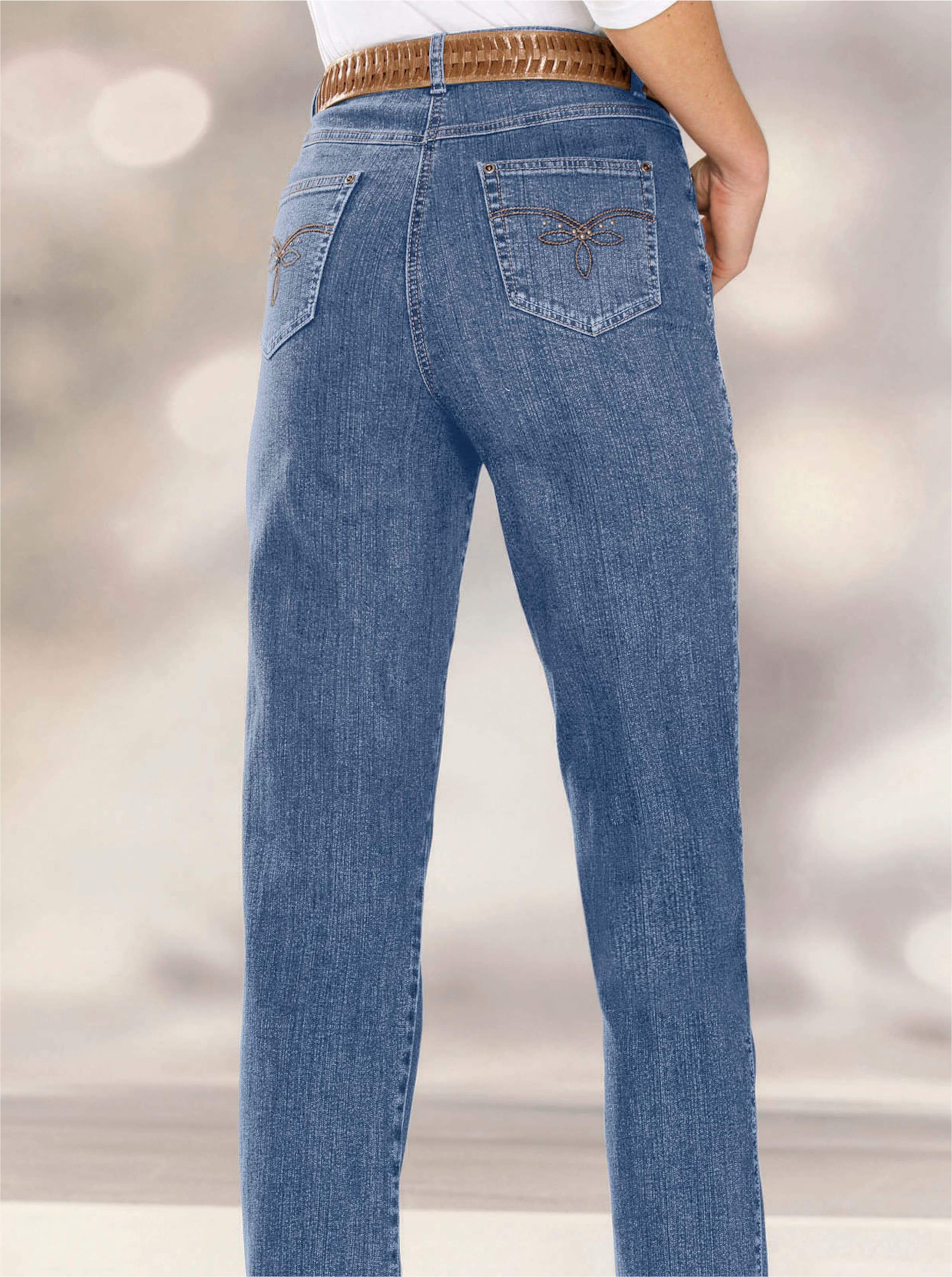 Set Blue günstig Kaufen-5-Pocket-Jeans in blue-bleached von heine. 5-Pocket-Jeans in blue-bleached von heine <![CDATA[Jeans in schlanker Optik. 5-Pocket-Form. Mit dekorativer Stickerei auf beiden Gesäßtaschen. Knopf- und Reißverschluss vorne. Gürtelschlaufen. Angesetzter Bun