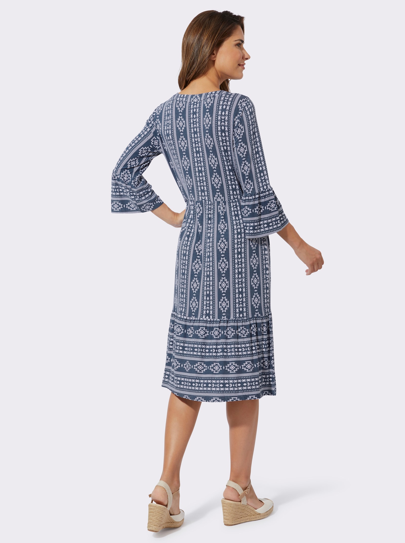 Volantjurk met etnopatroon - rookblauw/wit bedrukt