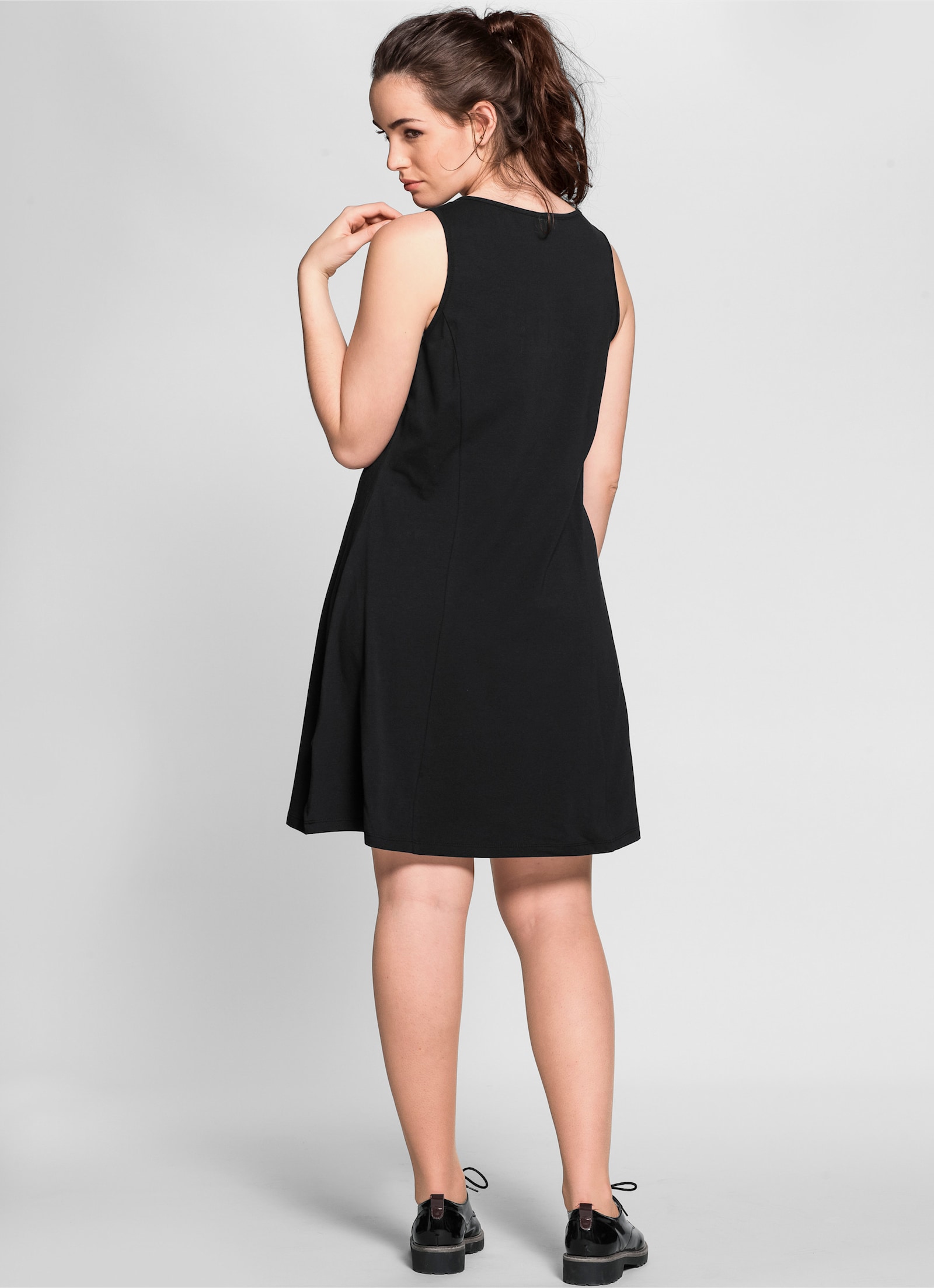 sheego A-Linien-Kleid leicht tailliert - schwarz