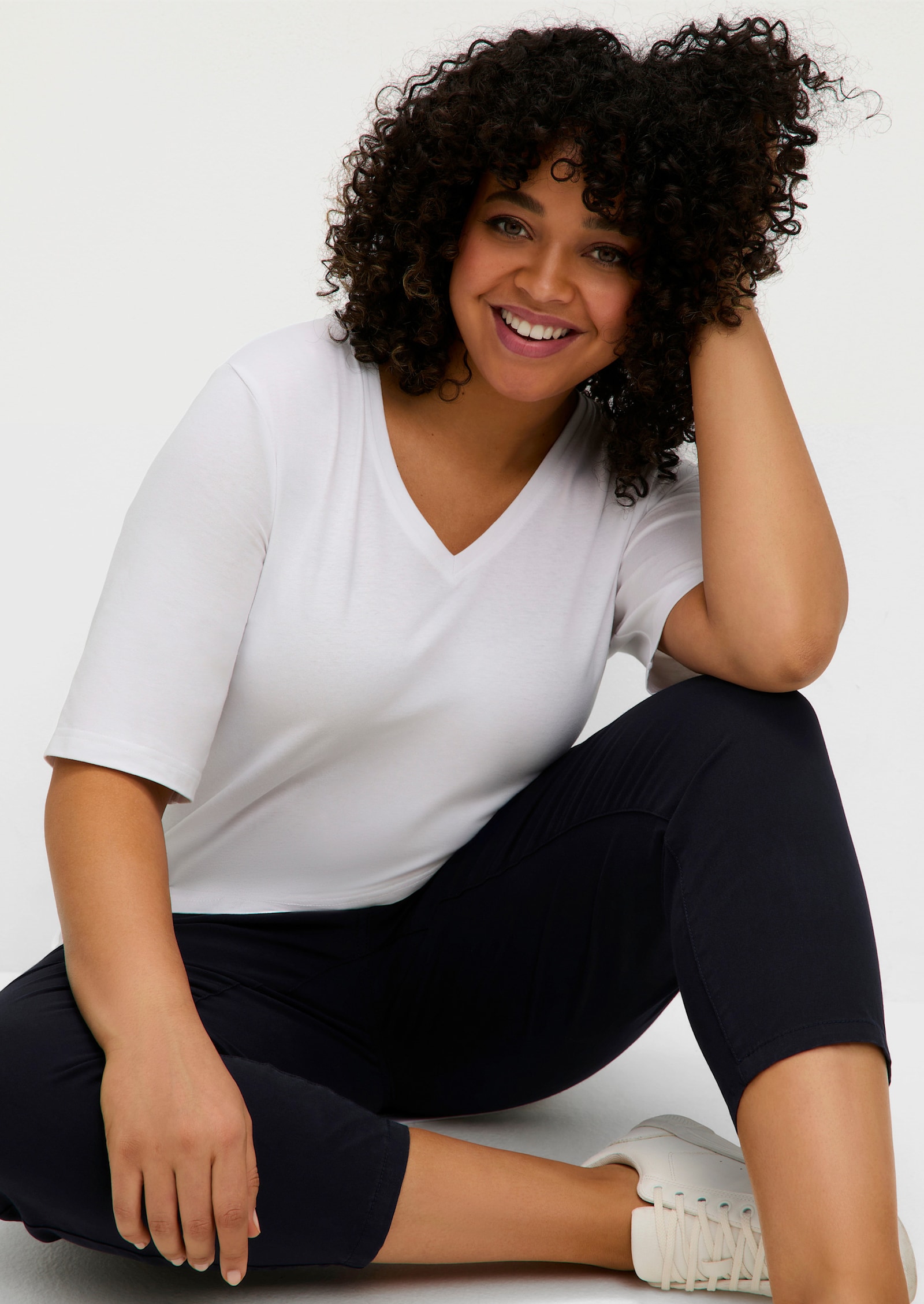 sheego Shirt met V-hals van jersey, licht getailleerd - wit