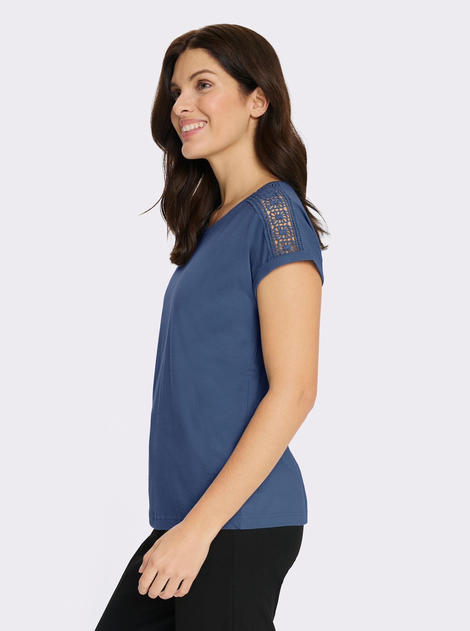 Rundhalsshirt mit Spitze an der Schulter - jeansblau