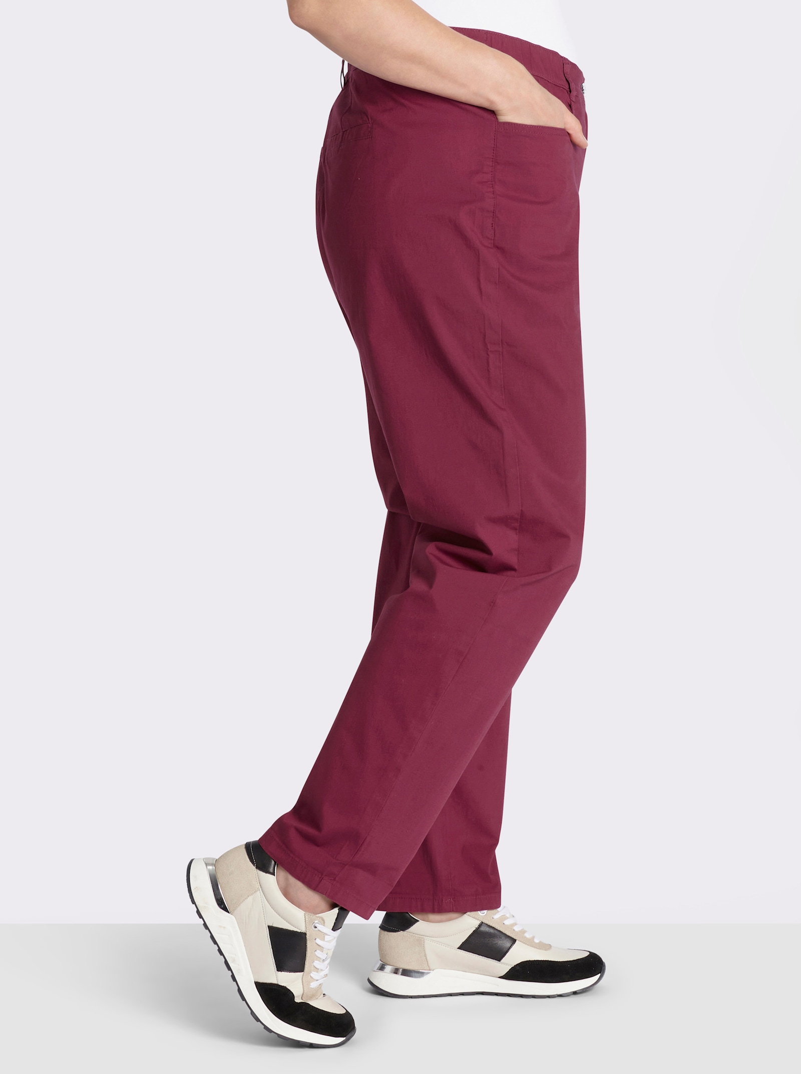 sheego Chinohose mit Ziertaschen hinten - bordeaux