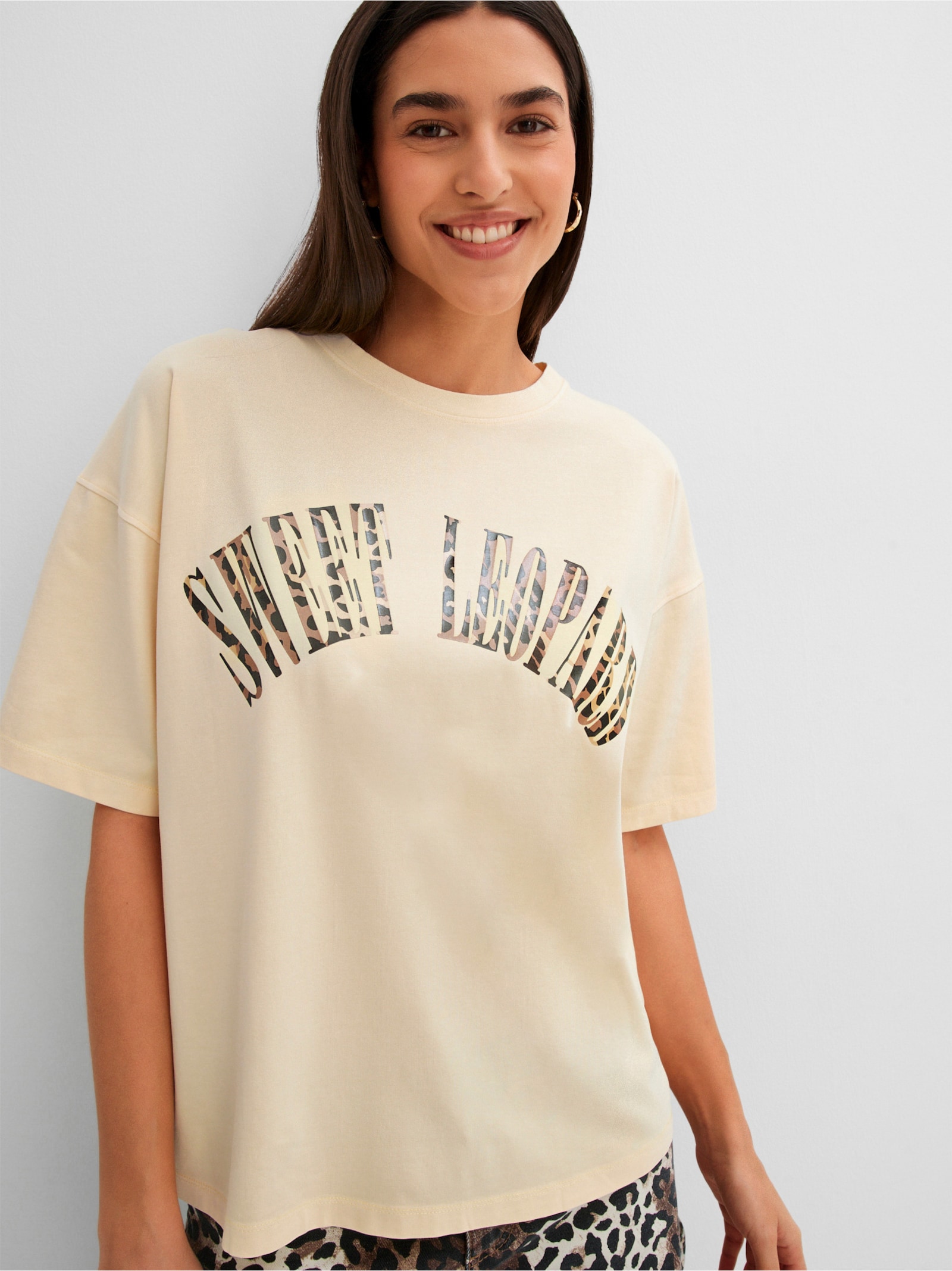 Kurzarmshirt mit Schriftzug in Leo-Optik - champagner-schwarz-bedruckt