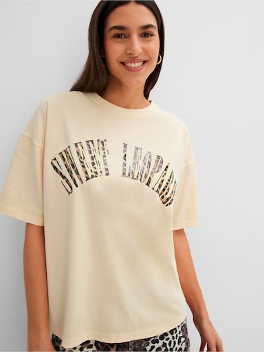 Kurzarmshirt mit Schriftzug in Leo-Optik - champagner-schwarz-bedruckt