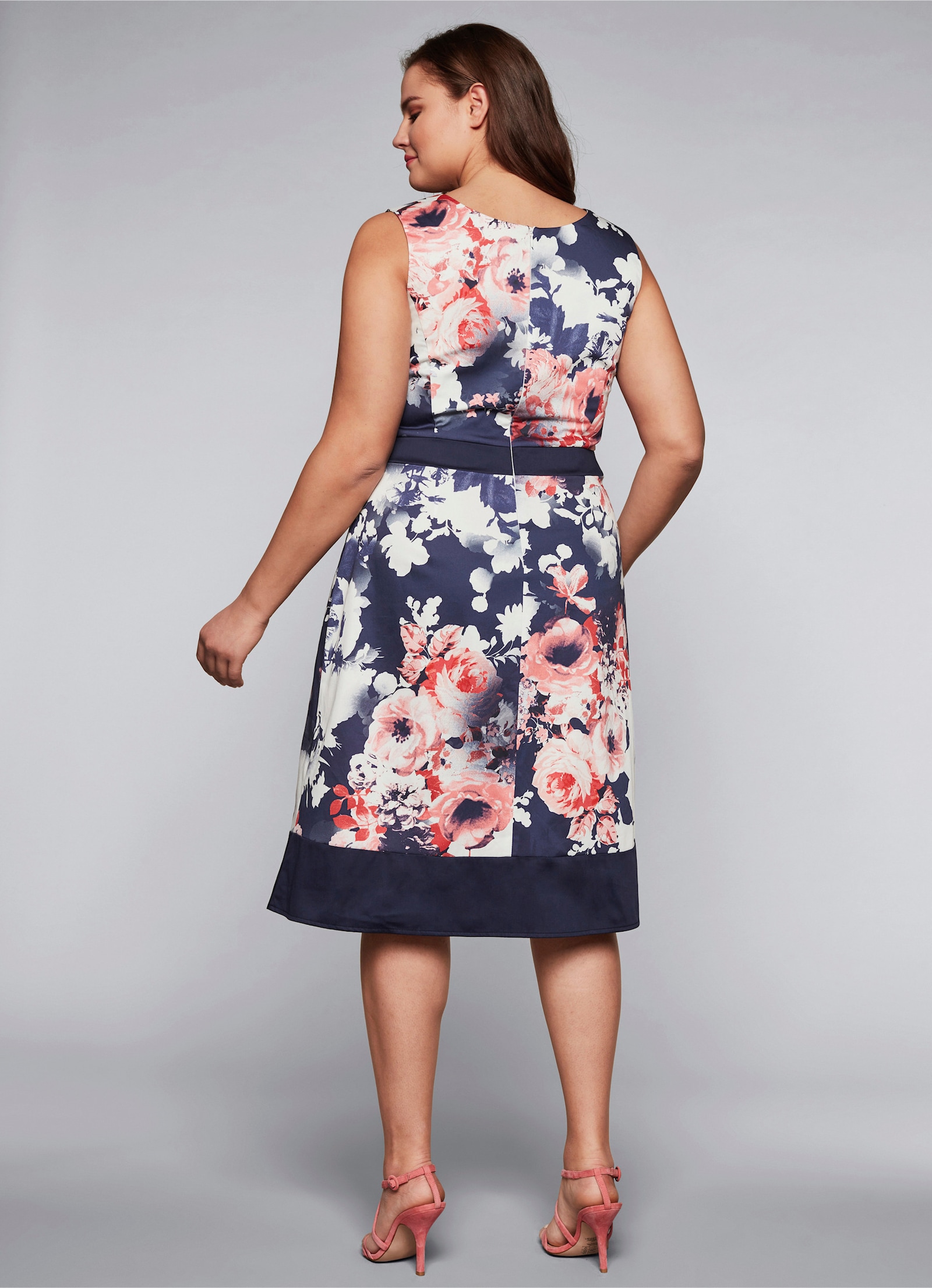 sheego Cocktailkleid in A-Linie, mit Blumendruck - marine bedruckt