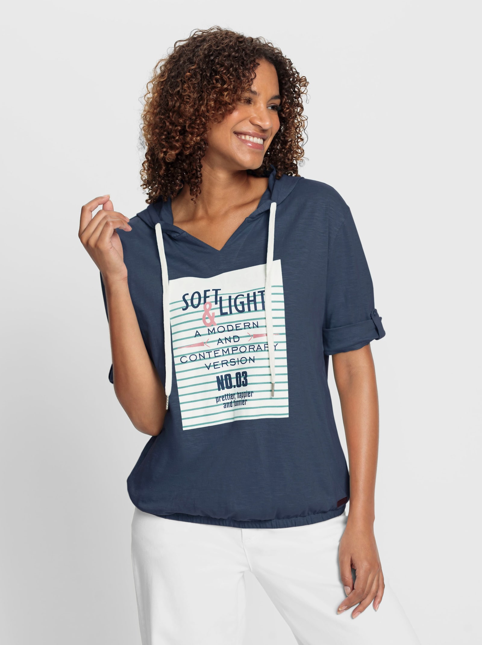 Shirt met capuchon en elastiek in de zoom - donkerblauw/ecru bedrukt