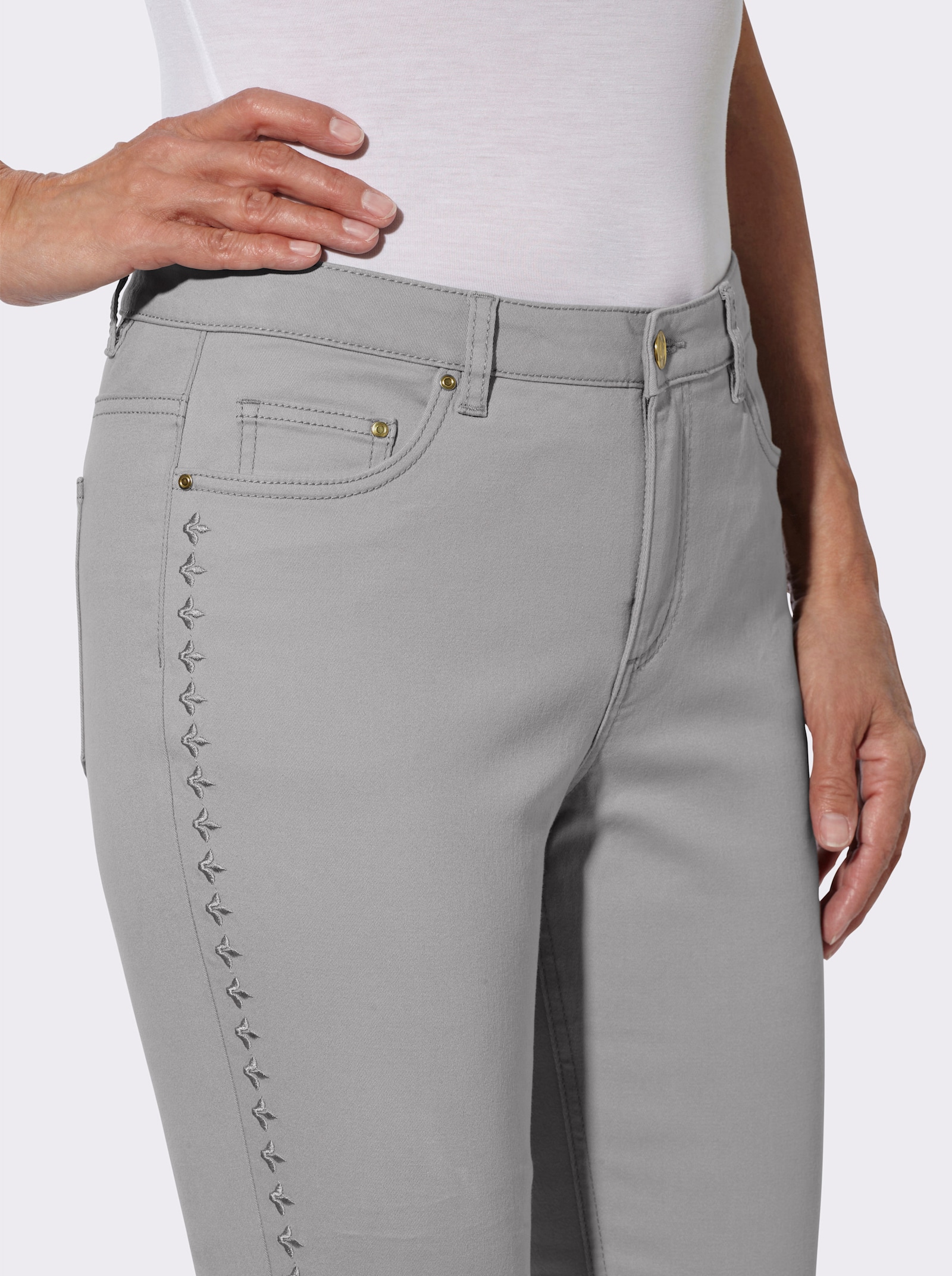 Jeans mit Stickerei an den Seitennähten - steingrau