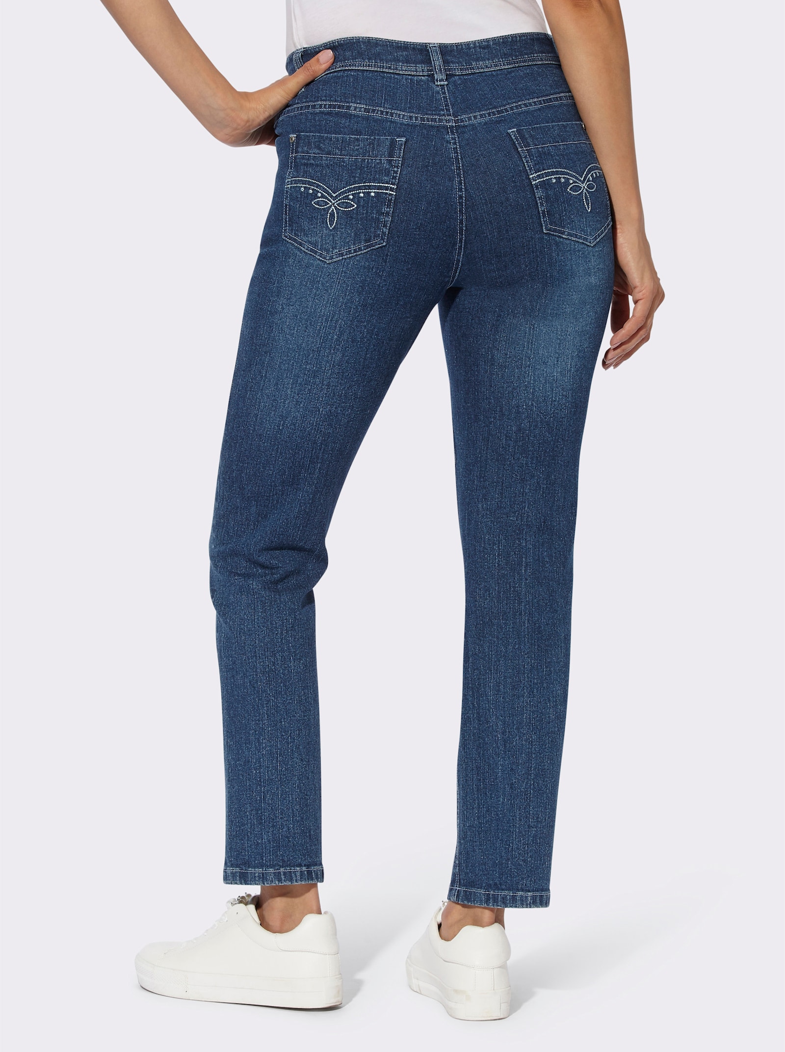 Jeans mit Kontraststickerei auf den Gesässtaschen - blue-stone-washed